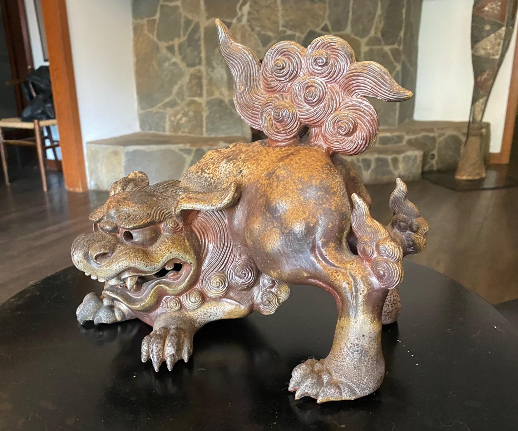 Fujiwara Tousai signiert japanische Bizen Ware Keramik Shishi Okimono Koro Skulptur (Japanisch) im Angebot