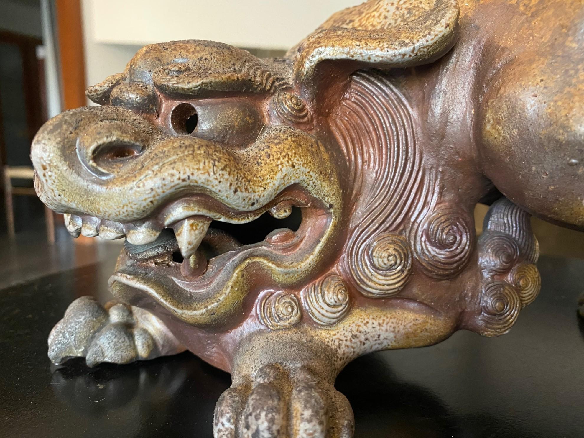 Fujiwara Tousai signiert japanische Bizen Ware Keramik Shishi Okimono Koro Skulptur (Gebrannt) im Angebot