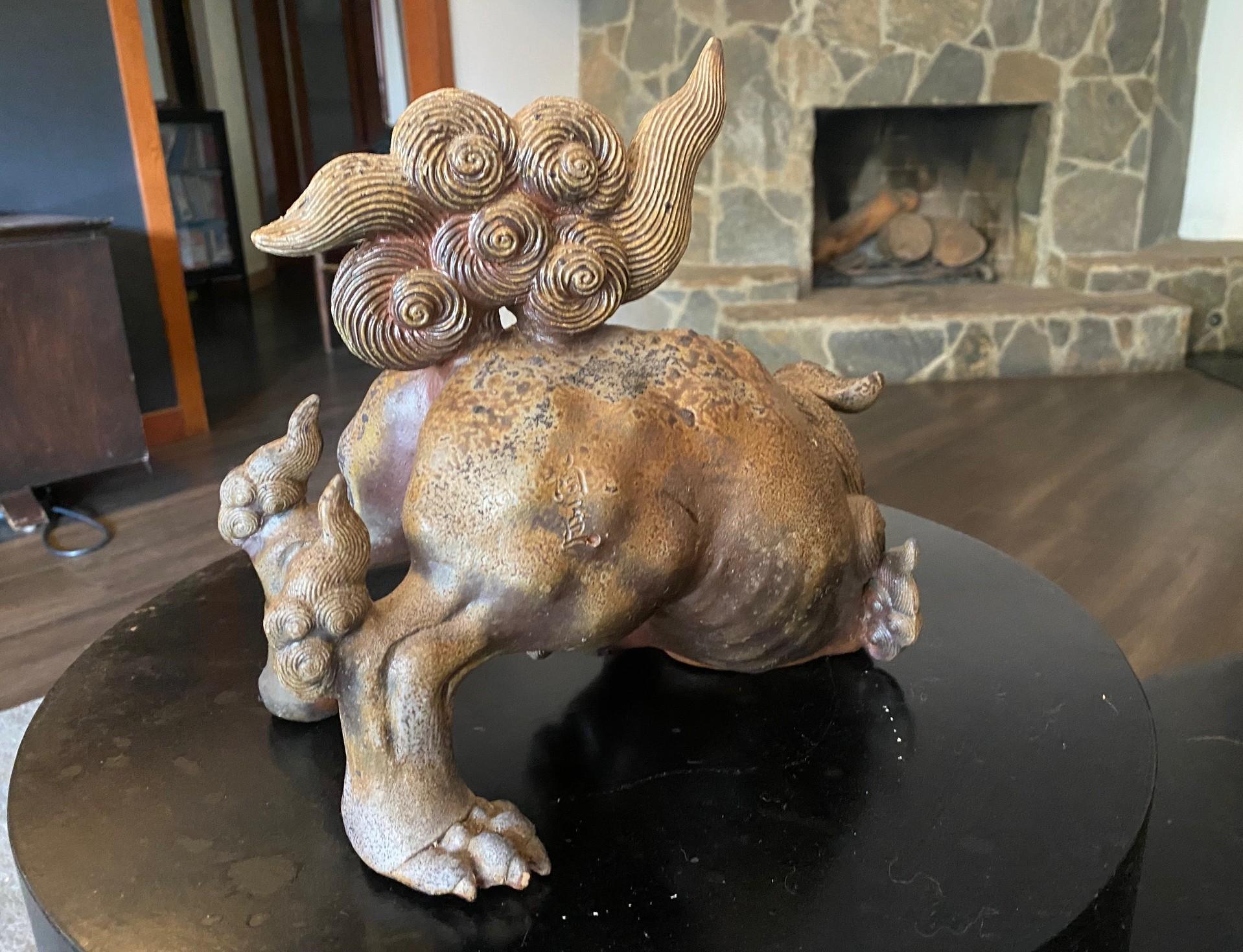 Fujiwara Tousai signiert japanische Bizen Ware Keramik Shishi Okimono Koro Skulptur (20. Jahrhundert) im Angebot