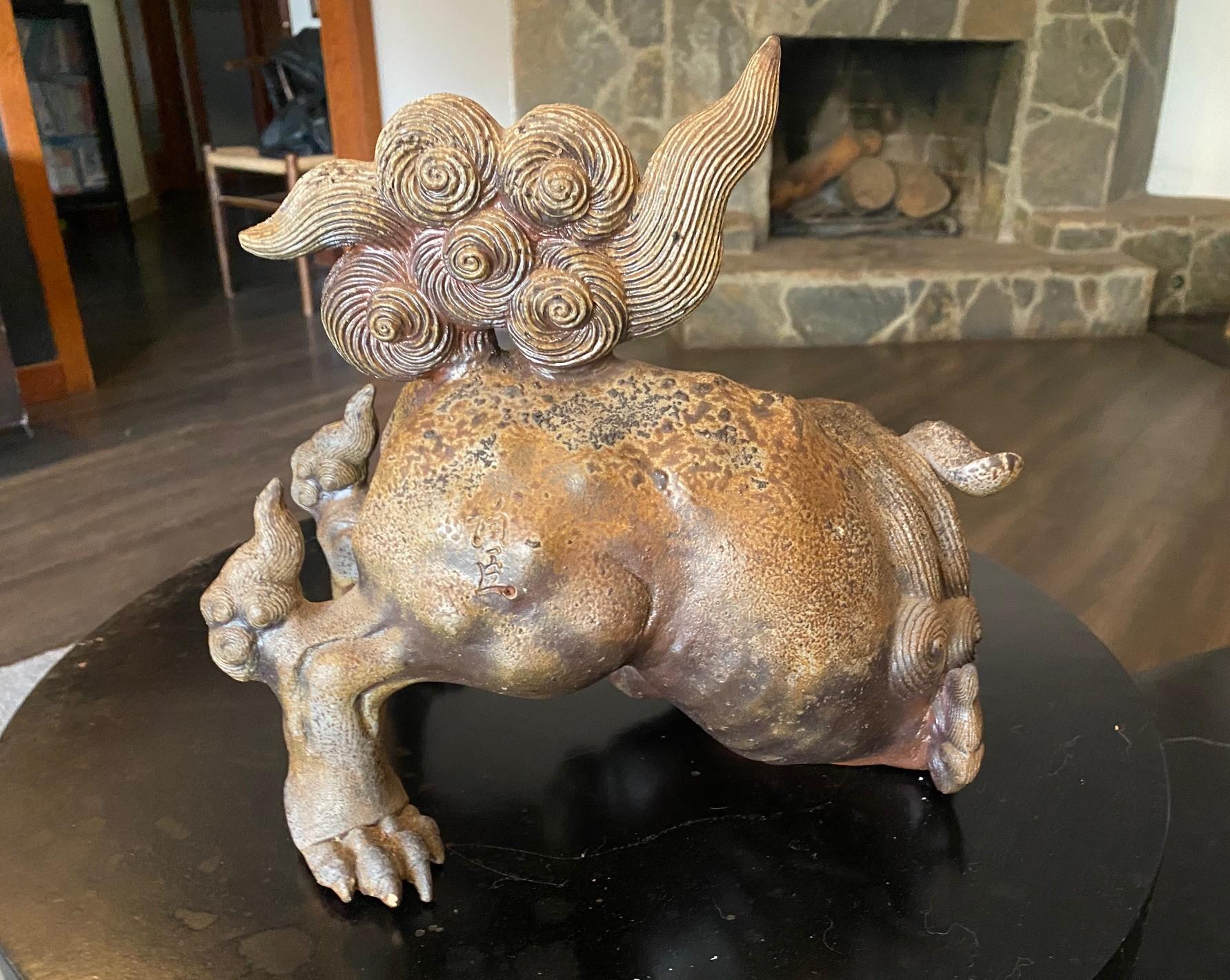 Fujiwara Tousai signiert japanische Bizen Ware Keramik Shishi Okimono Koro Skulptur (Töpferwaren) im Angebot