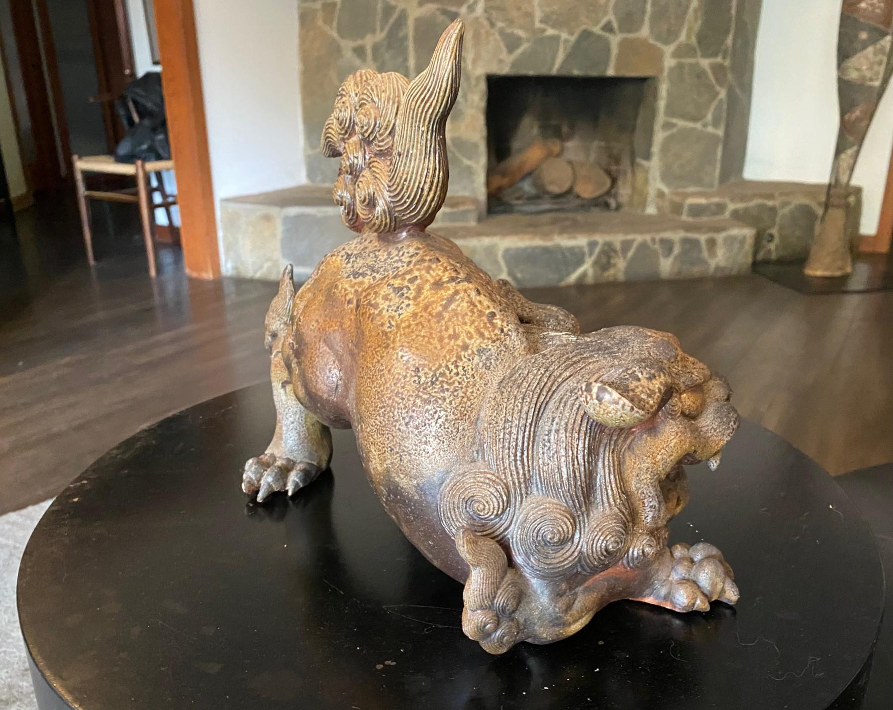 Fujiwara Tousai signiert japanische Bizen Ware Keramik Shishi Okimono Koro Skulptur im Angebot 1