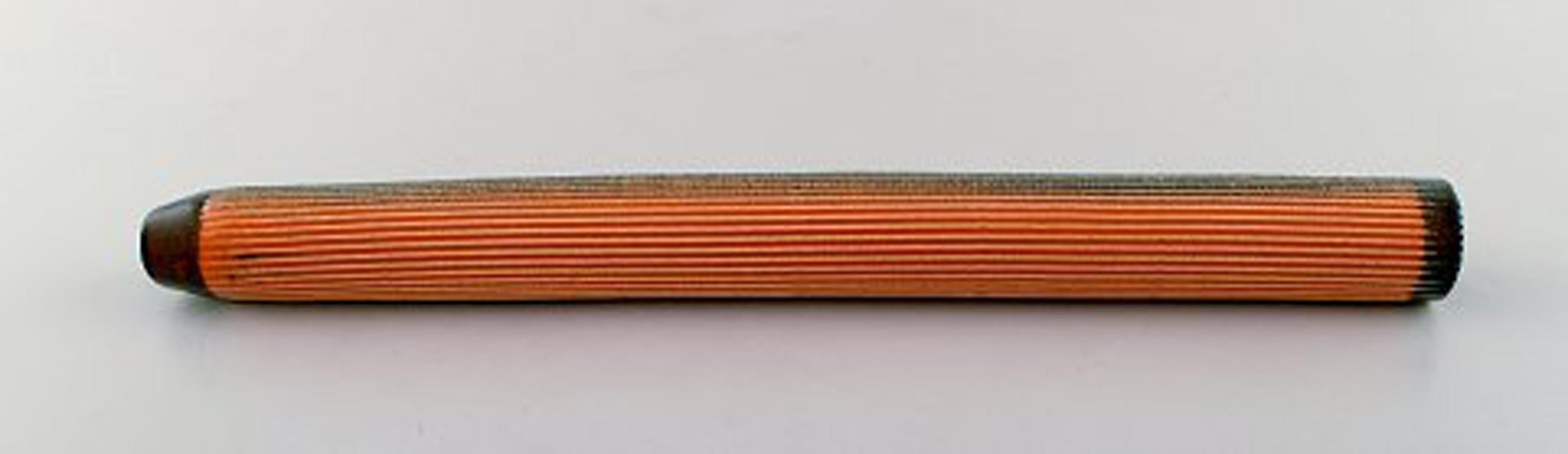 Fujiwo Ishimoto for Arabia. Wall vase in stoneware. Finnish / Japanese contemporary ceramics. Ribbed design with glaze in blue and orange shades.
Numbered: 406/500.
In very good condition.
Signed.
Measures: 38 x 3.8 cm.
Fujiwo Ishimoto is a