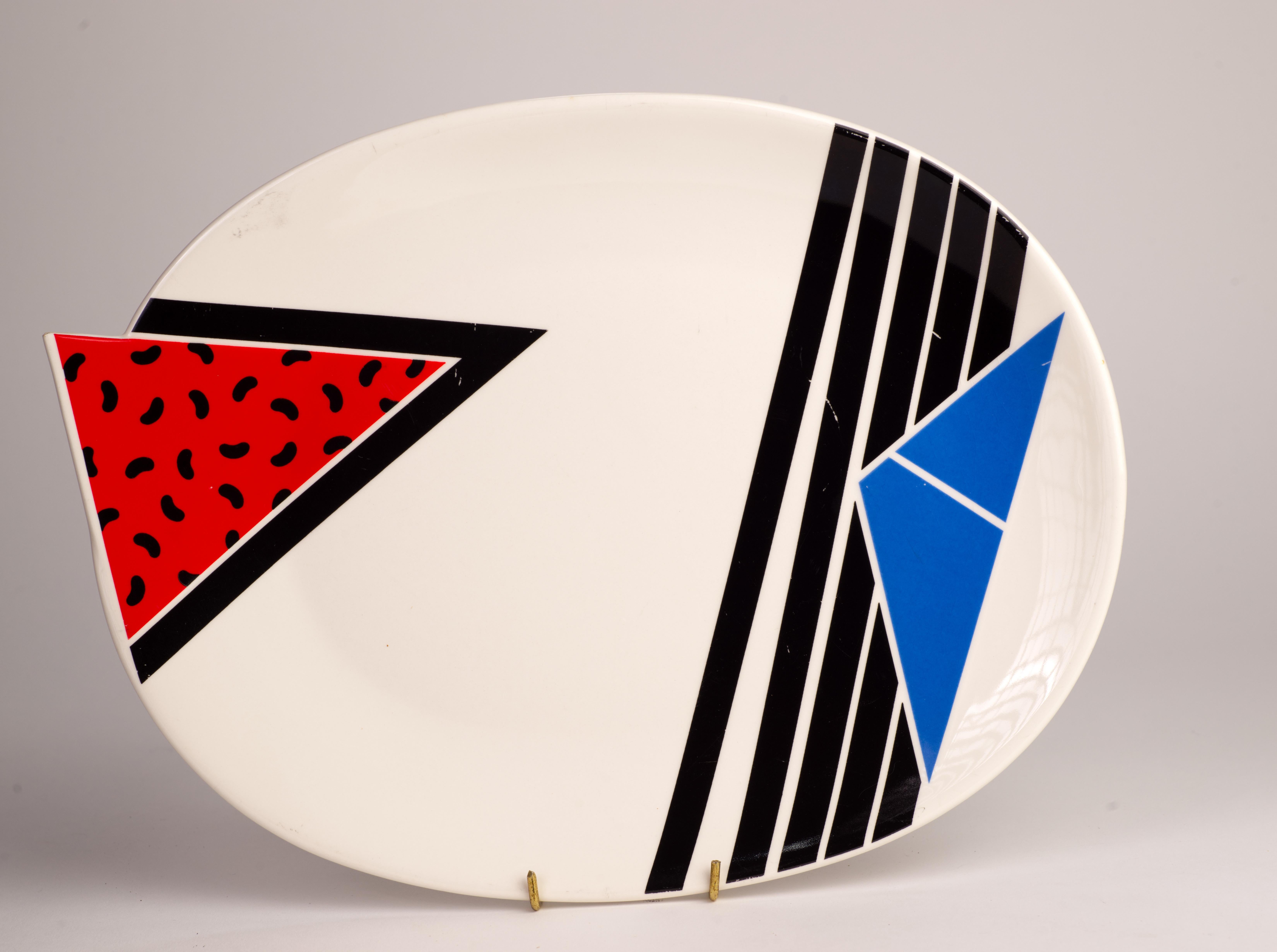  La fuente con motivo Alfa 3 fue diseñada por Kaneaki Fujimori para Kato Kogei Japón en la década de 1980. La serie Alfa 3 consta de tazas, platos de ensalada/casuales y fuentes decorativas; las piezas de la serie están decoradas con diseños muy