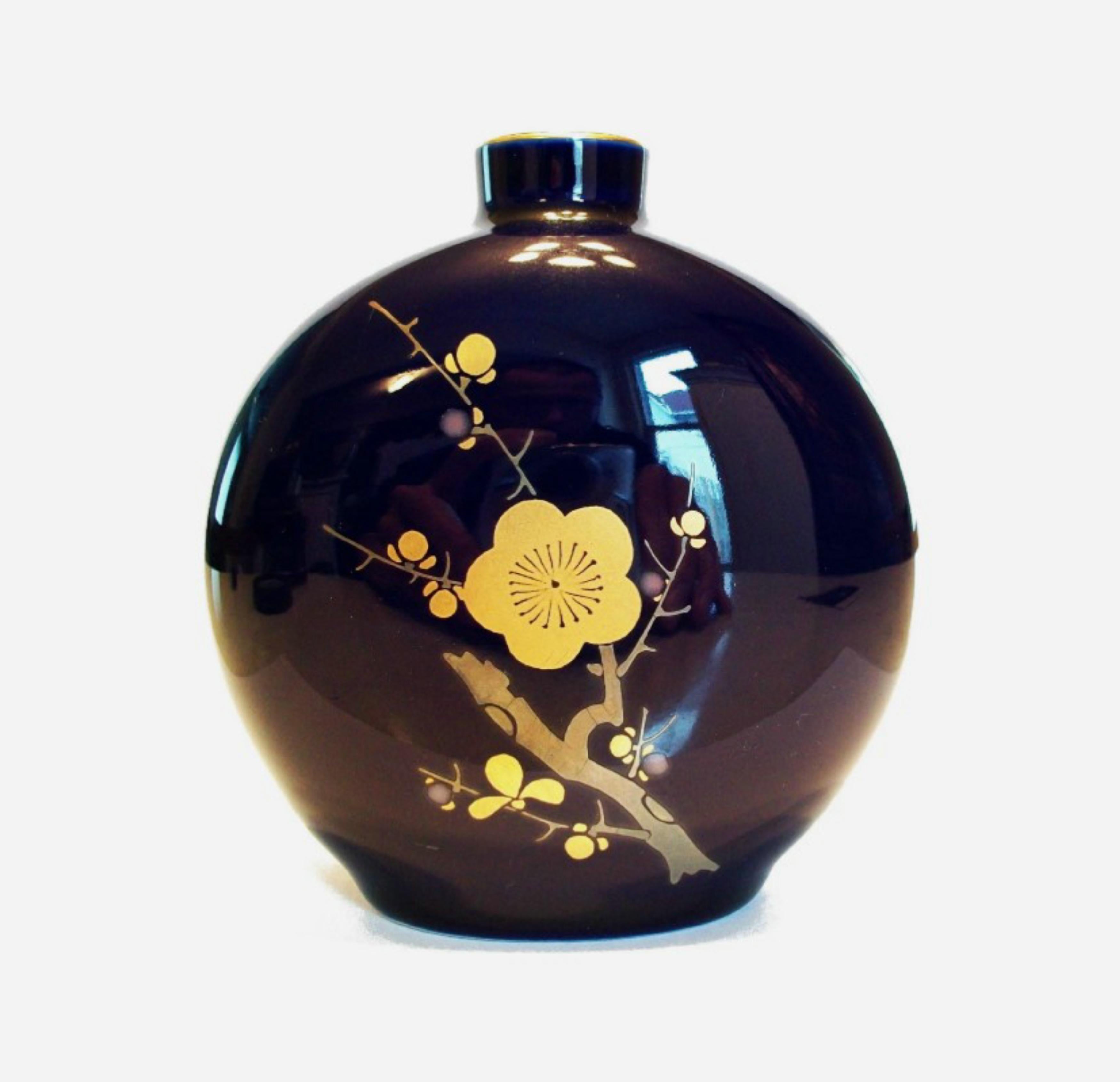 FUKAGAWA PORCELAIN COMPANY - Vintage Vase aus vergoldetem Porzellan - kleine Größe - signiert auf dem Sockel - Japan - 20.

Hervorragender/neuwertiger Zustand - kein Verlust - keine Beschädigung - keine Restaurierung - geringe Alters- und