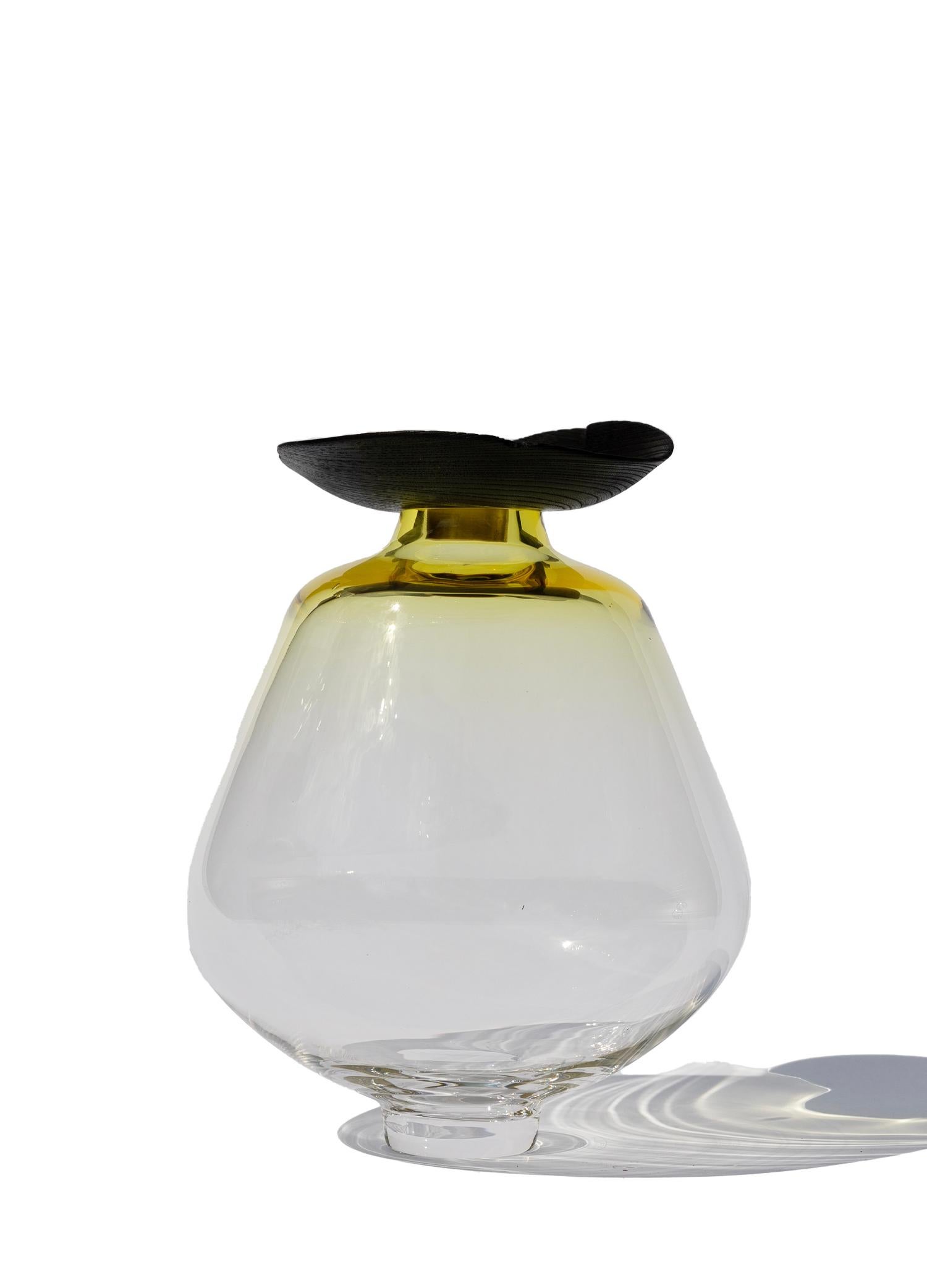 Vase à citron empilable Fukui par Pia Wüstenberg
Pièce unique. Fabriqué à la main en Europe.
Dimensions : Ø 22 x H 26 cm : Ø 22 x H 26 cm.
MATERIAL : Verre soufflé à la bouche  et du bois.

Disponible en différentes couleurs. Les dimensions sont