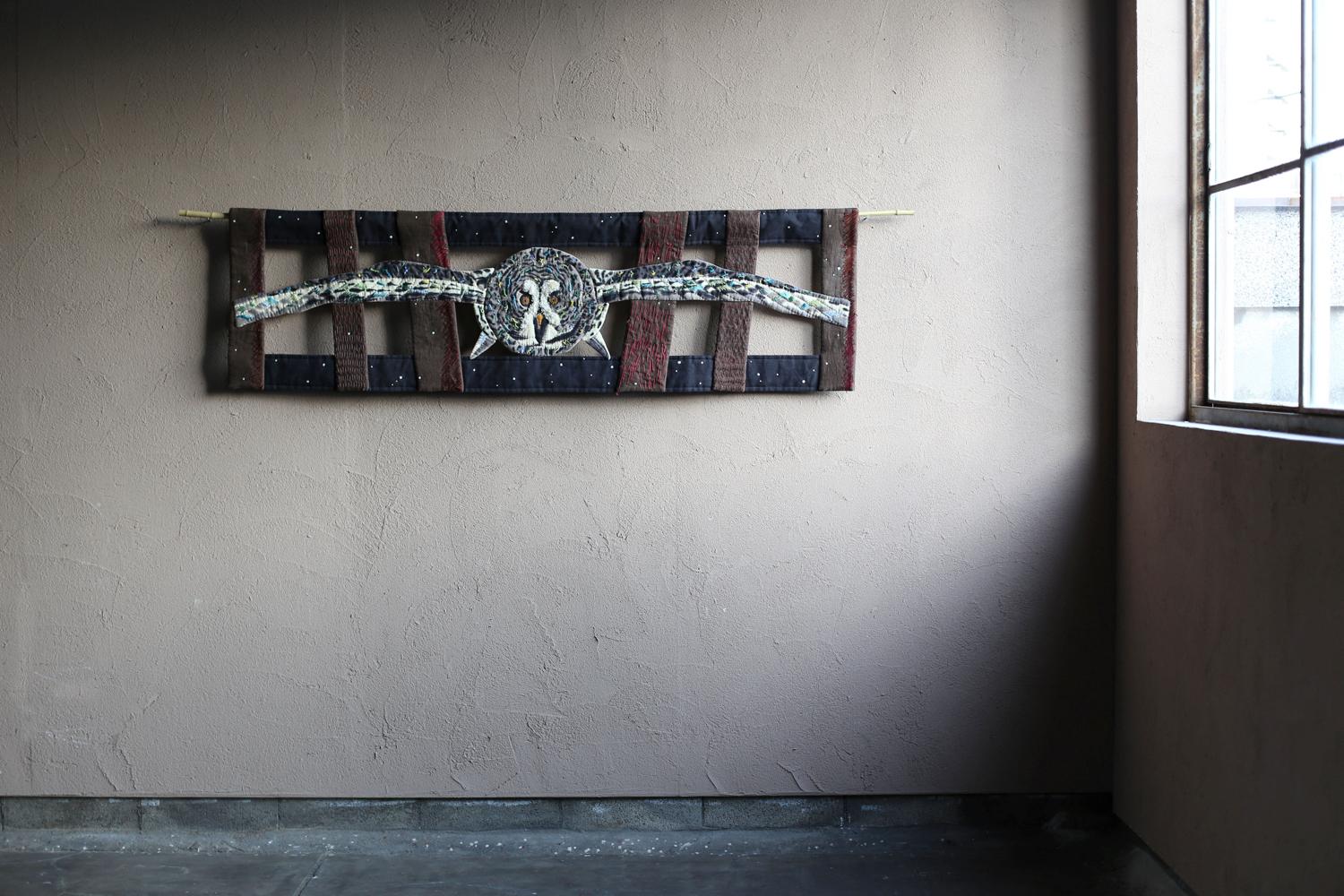 Title : Fukurou (fuyu)
Japan / 2024s
Size : h 490 × w 1720 mm

An owl flapping through the winter trees is expressed through hand-painted, dyeing, quilting, and embroidery.
The material is fine Croatian Linen.
Hand quilted with cotton