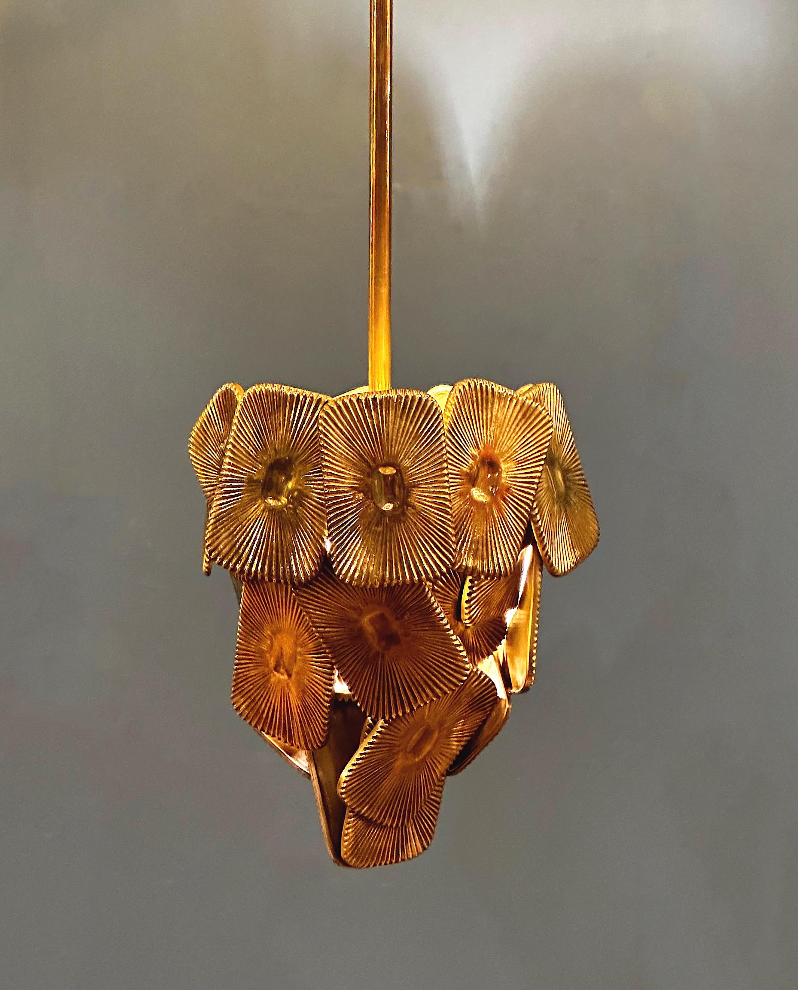 FULGA pendant emerges as a true masterpiece, where artistic ingenuity meets the organic allure of nature. Crafted with precision from a cluster of brass casting floral-inspired pieces, this pendant transforms into an artistic conic masterpiece. Each