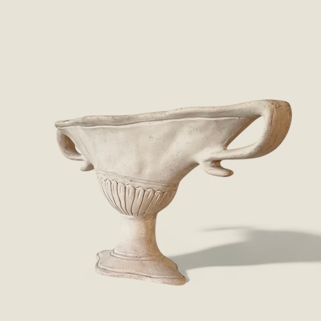 Conçus par Florence Standfast's pour Constance Spry et exécutés par Fulham Pottery, ces vases allongés en forme de bateau sont innovants et de taille généreuse. L'extérieur non émaillé des vases offrait une grande polyvalence à Constance Spry. Ils