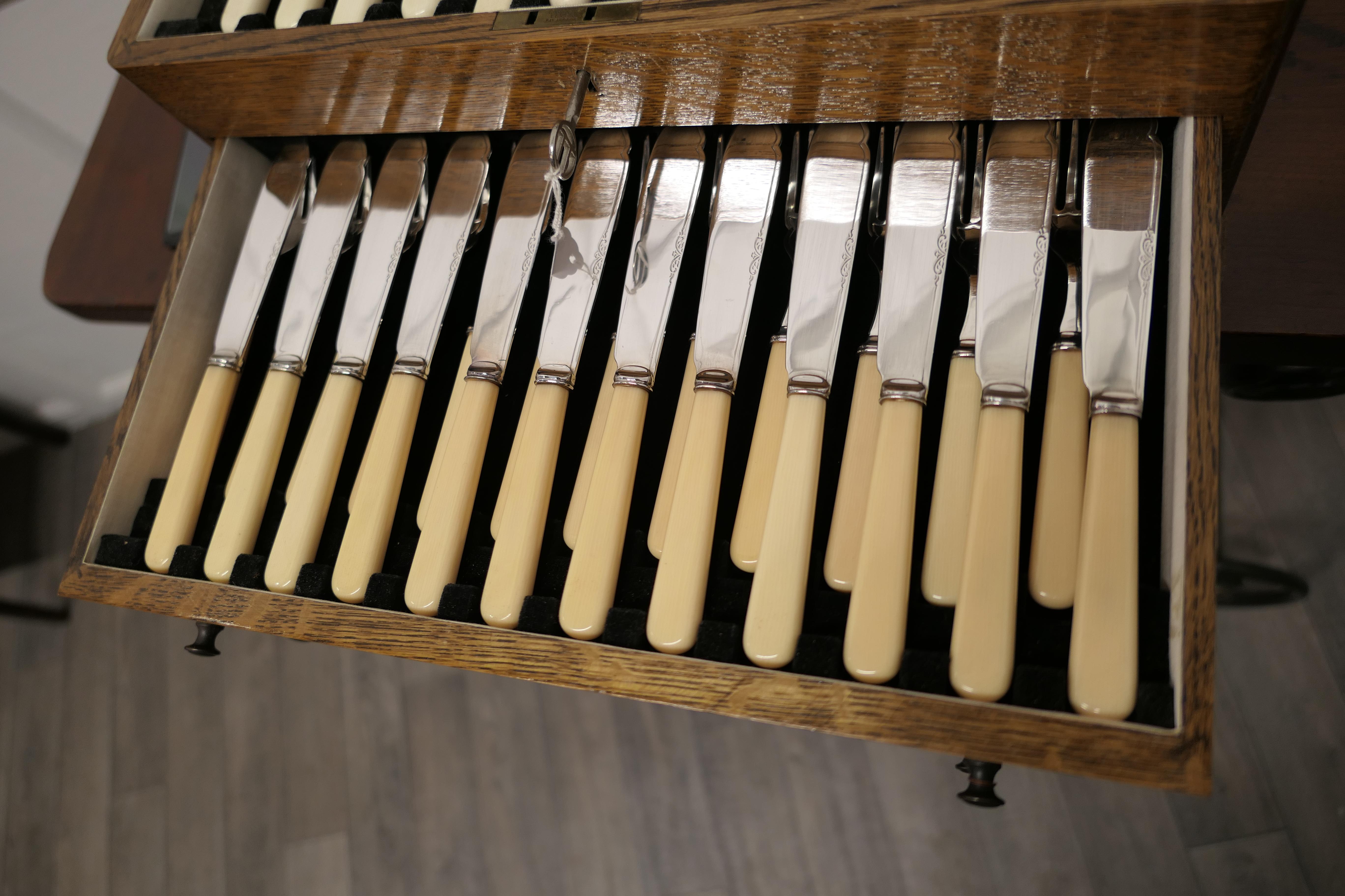 Full 2 Drawer Oak Ninety Six Piece Cutlery Canteen 5