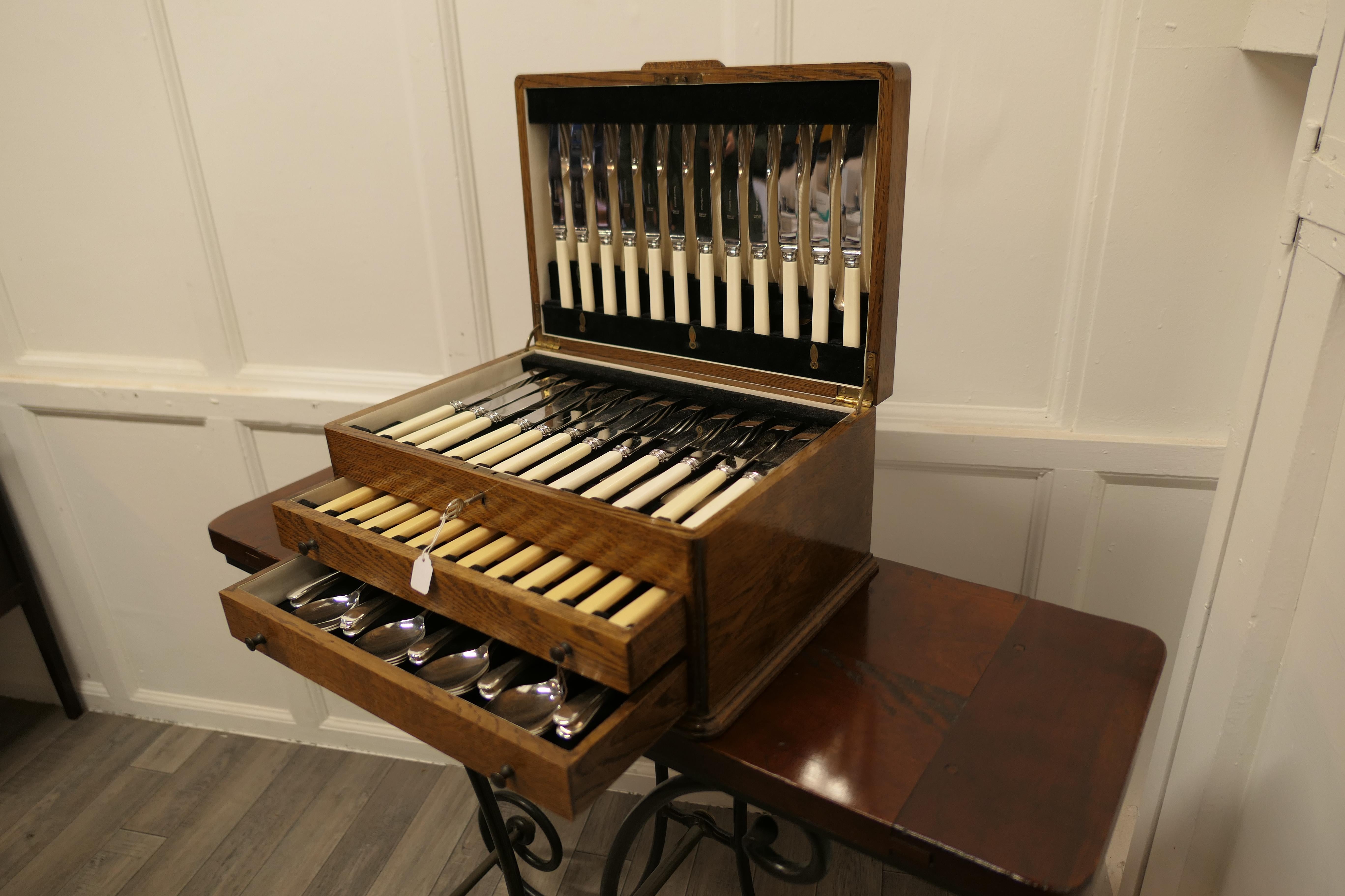 Full 2 Drawer Oak Ninety Six Piece Cutlery Canteen In Good Condition In Godshill, Isle of Wight