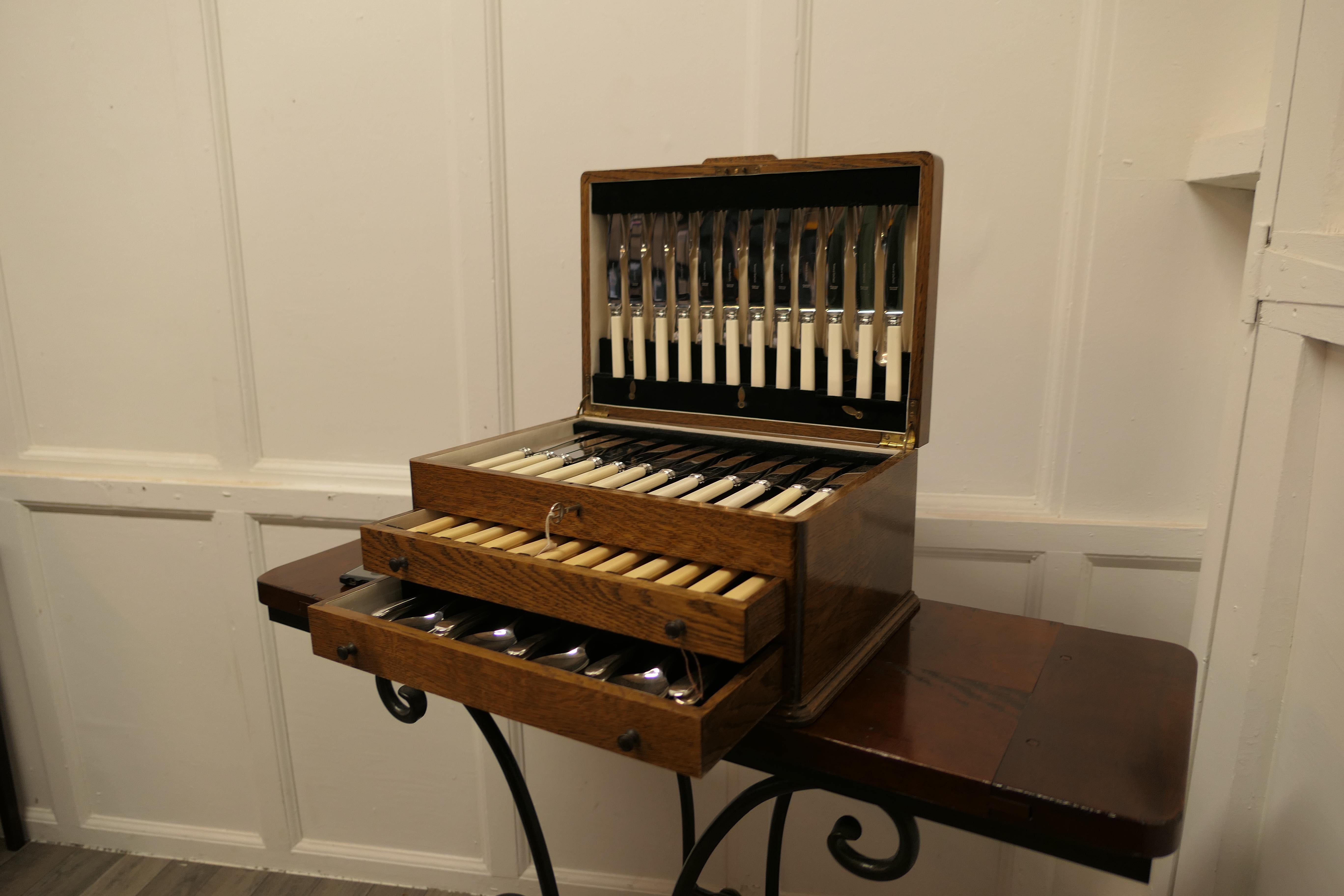 Mid-20th Century Full 2 Drawer Oak Ninety Six Piece Cutlery Canteen