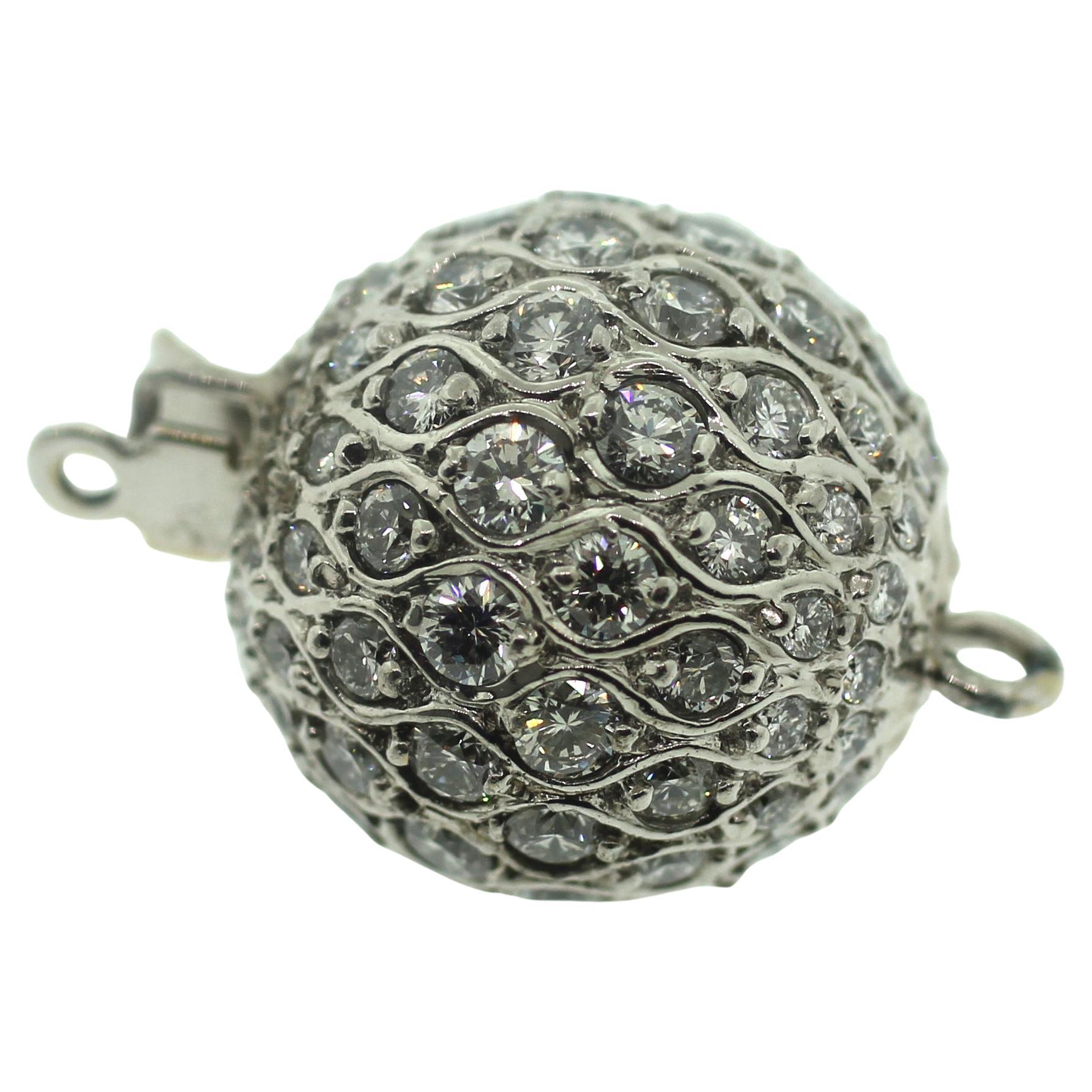 Full Ball Diamonds Clasp 19.9x13.5  mm 18K White Gold In New Condition For Sale In New York, NY