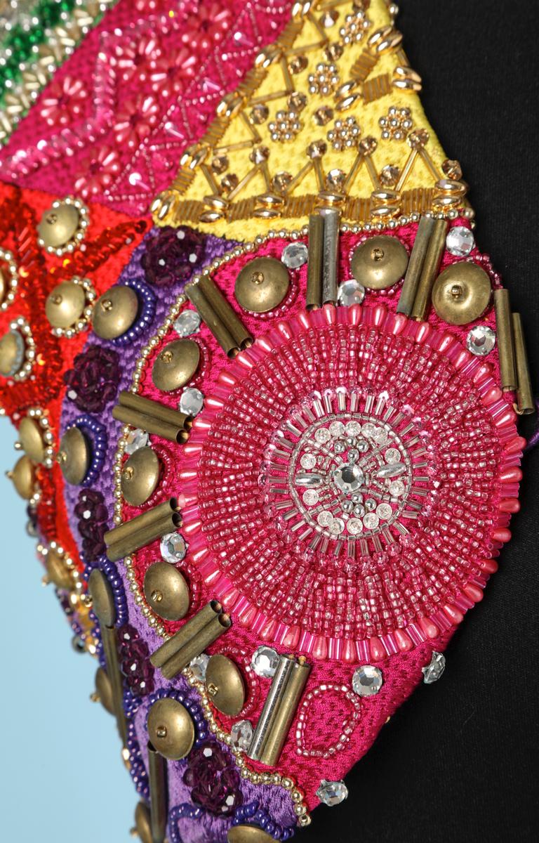 Boléro vintage en laine tissée, attribué Gianni Versace Collection S Couture entièrement brodé de perles multicolores. Pas de Label.
Taille : 34 Français