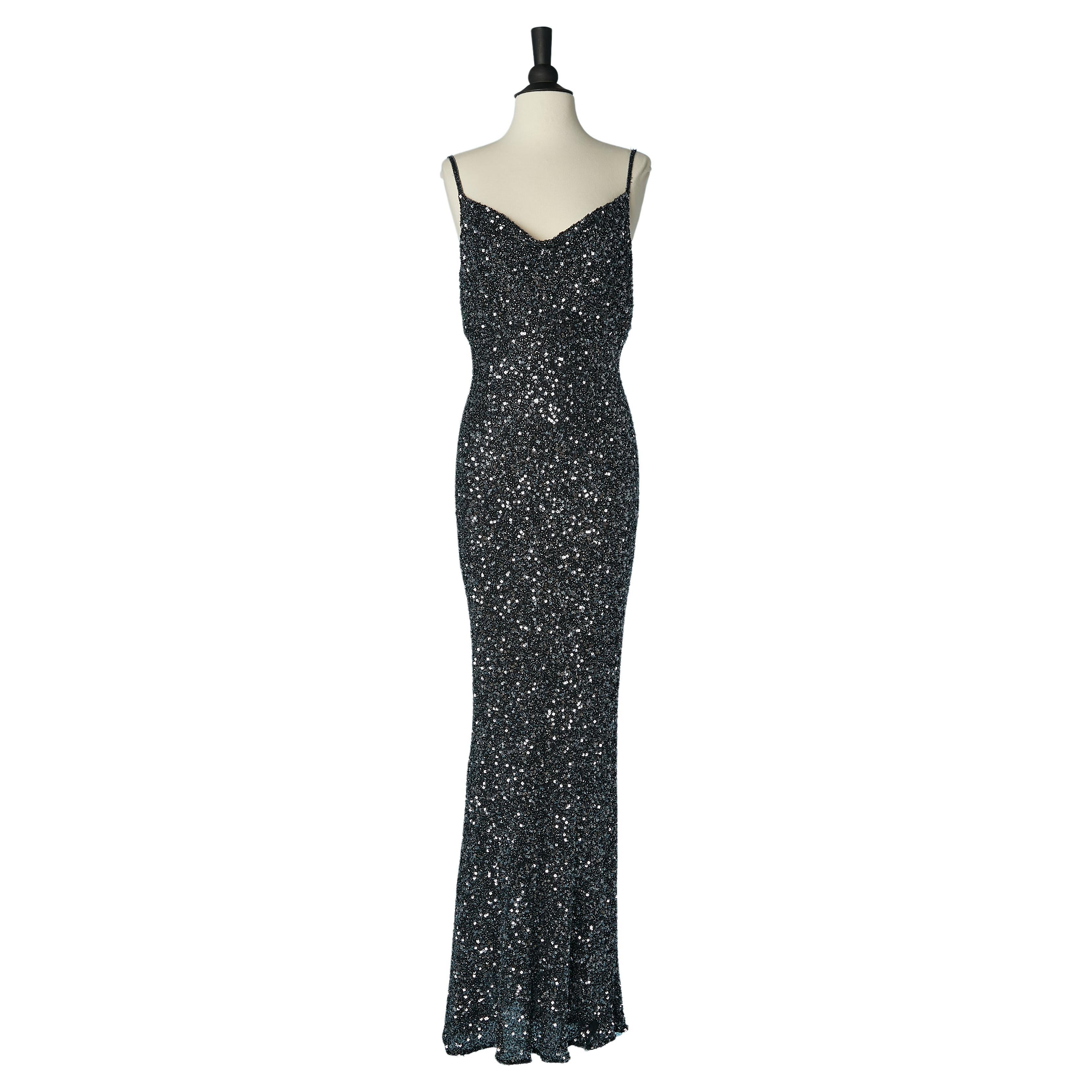 Robe de soirée bleue entièrement perlée