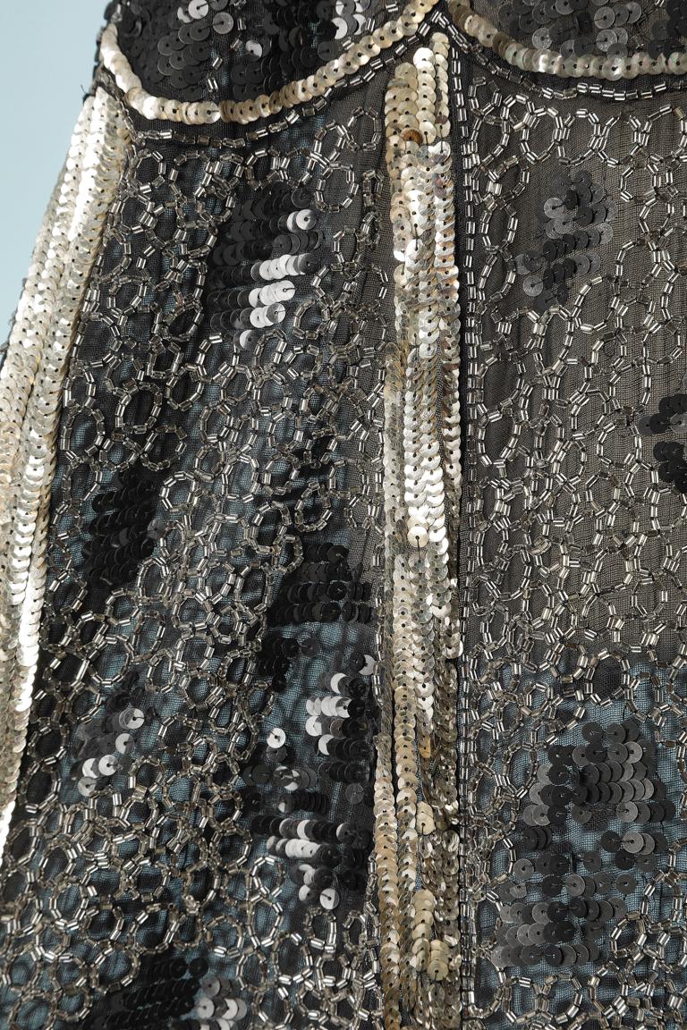 Voll Perlenbesetztes, durchbrochenes Flapper-Kleid Circa 1925  im Zustand „Hervorragend“ im Angebot in Saint-Ouen-Sur-Seine, FR