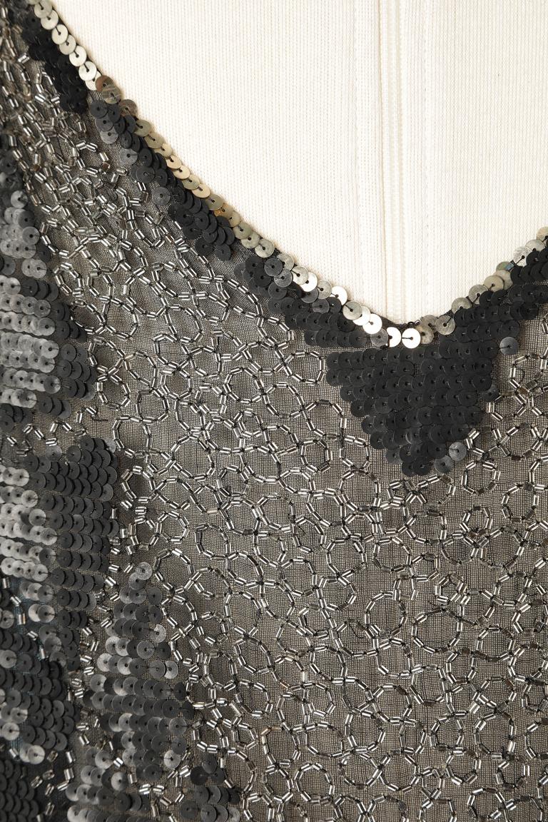 Voll Perlenbesetztes, durchbrochenes Flapper-Kleid Circa 1925  im Angebot 1