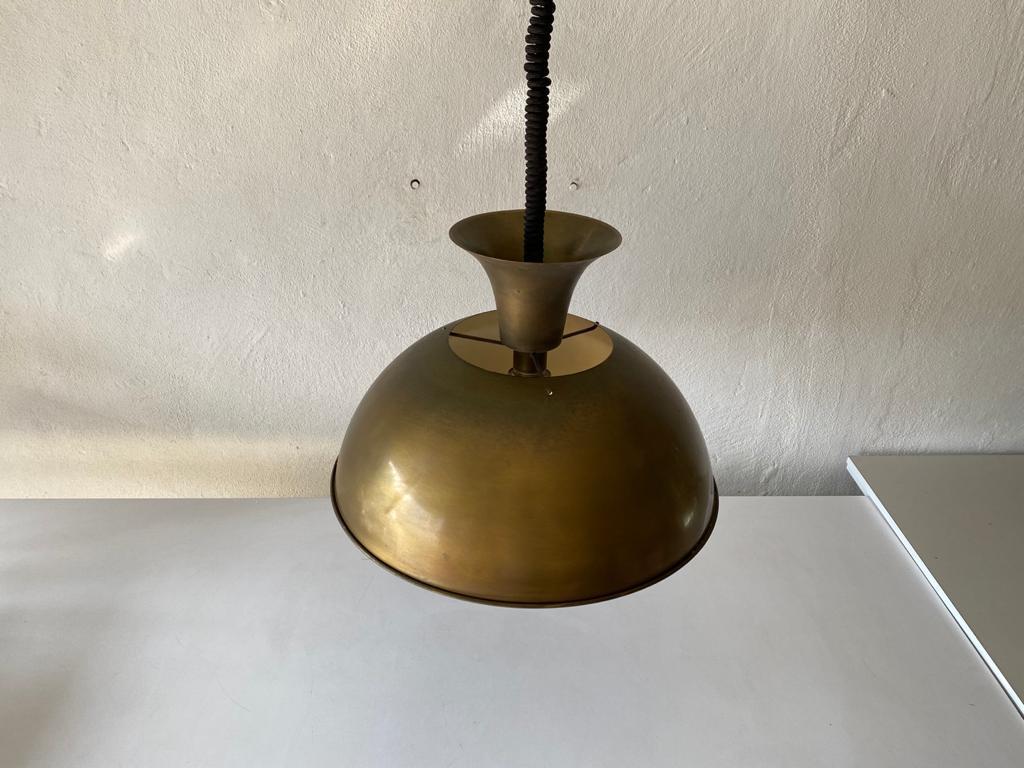 Full brass adjustable height pendant lamp by Florian Schulz, 1970s, Germany

Very heavy and large hanging light. 

Lampshade is in very good vintage condition.

This lamp works with E27 light bulb.
Wired and suitable to use with 220V and 110V