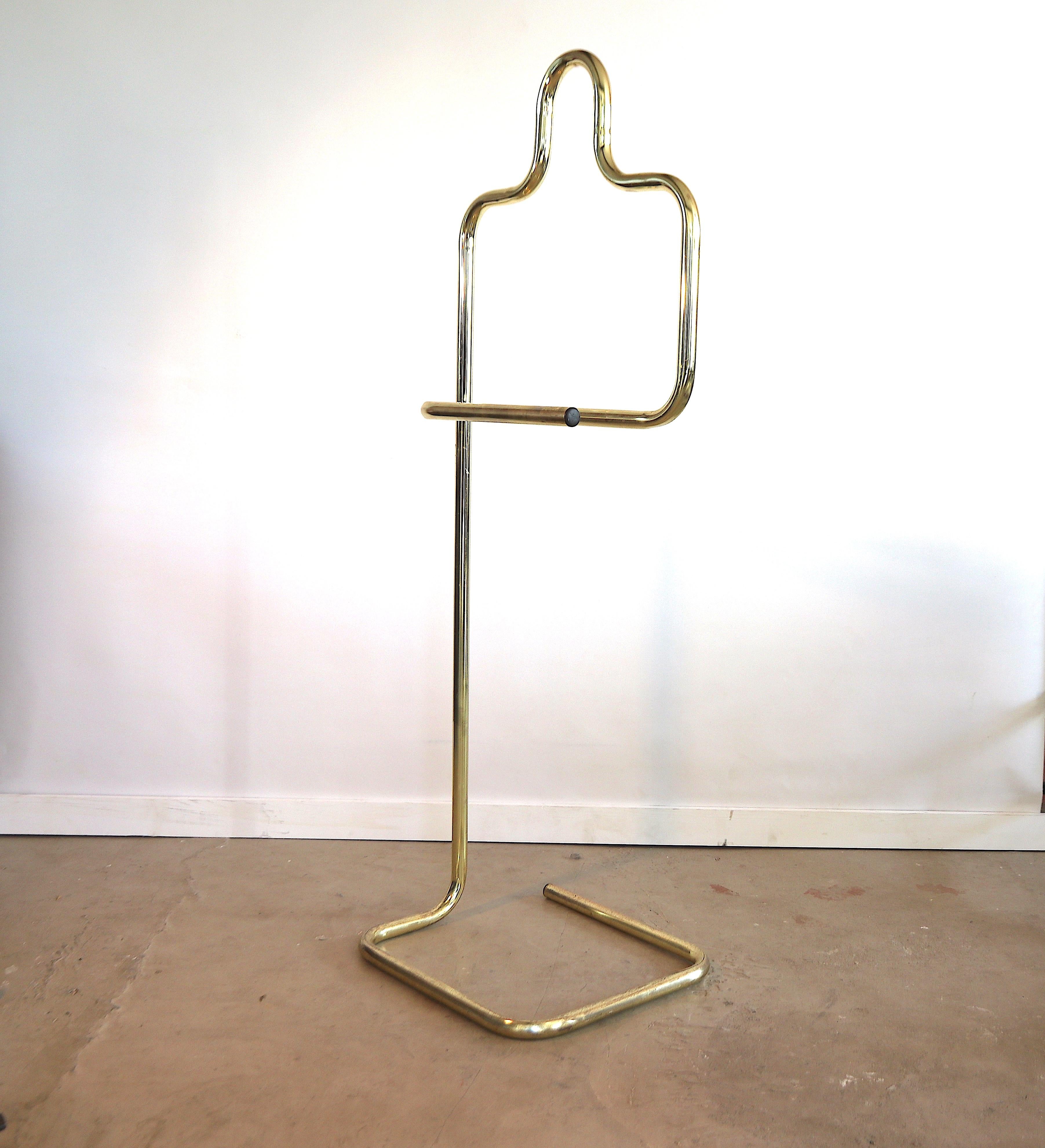 Very chic and shiny polished brass dressdoy / dress boy of the Italian midcentury design brand Morex. Smoothly designed minimalistic yet Hollywood Regency chic, sculptural piece to hang your complete outfit ready to put on the next day. Also when
