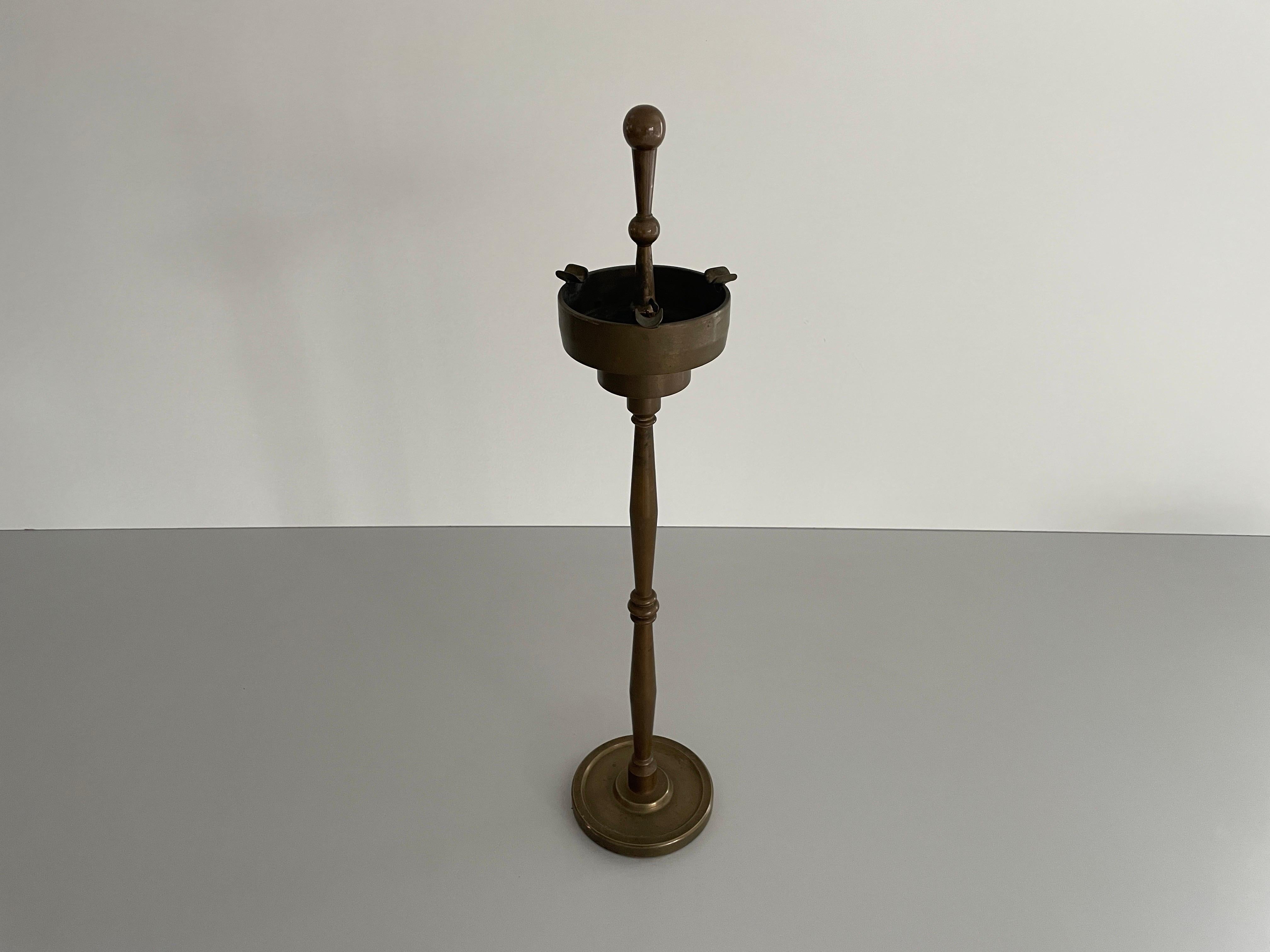 Full Brass Heavy Industrial Floor Ashtray, 1950s, Italy In Excellent Condition For Sale In Hagenbach, DE