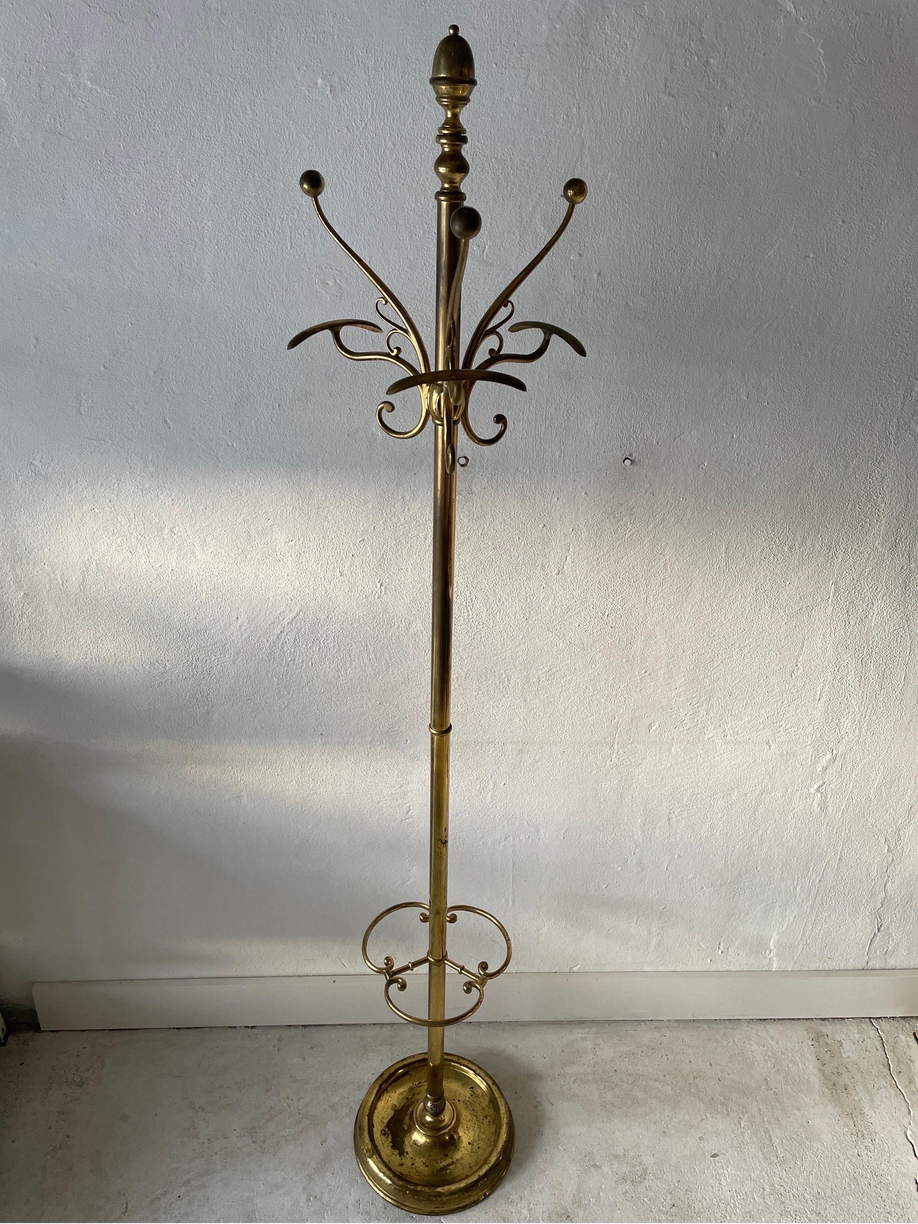 Full Brass Standing Coat Stand with Umbrella Holders, 1960s, Italy
Its very heavy 

Measurements: 
Height: 186 cm
Hanger height, width and depth: 30 cm , 16 cm and 20 cm
Base diameter: 31 cm
Umbrella holder diameter: 25 cm





.