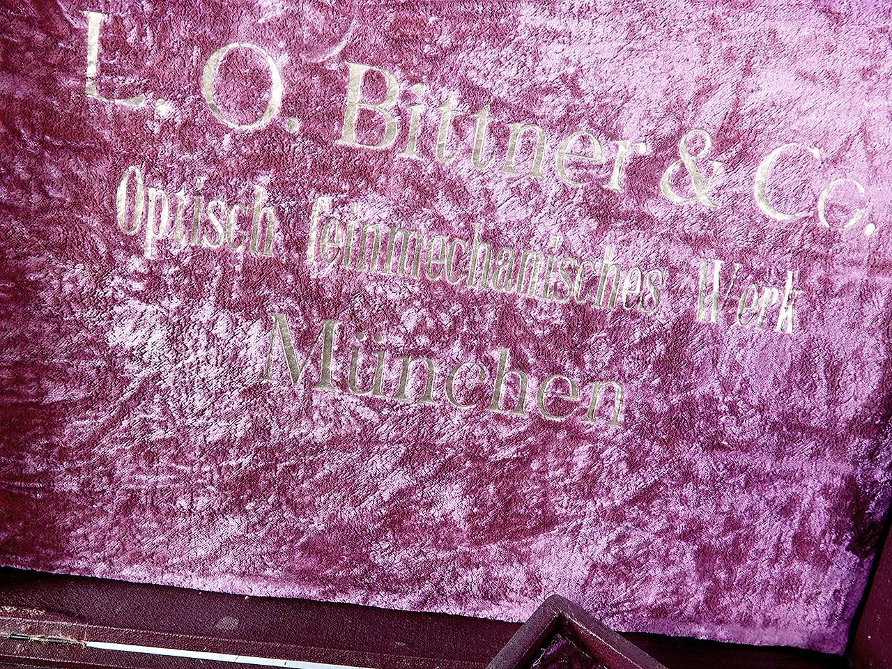 Das mit Samt gefütterte Etui ist voll und enthält 45 Musterlinsen. Das Etui ist mit den goldgeprägten Buchstaben L.O. signiert. BITTNER & CO., OPTISCH FEINMECHANISCHES WERK. MUNCHEN. Ich habe noch nie eine so perfekte Sammlung gesehen und war