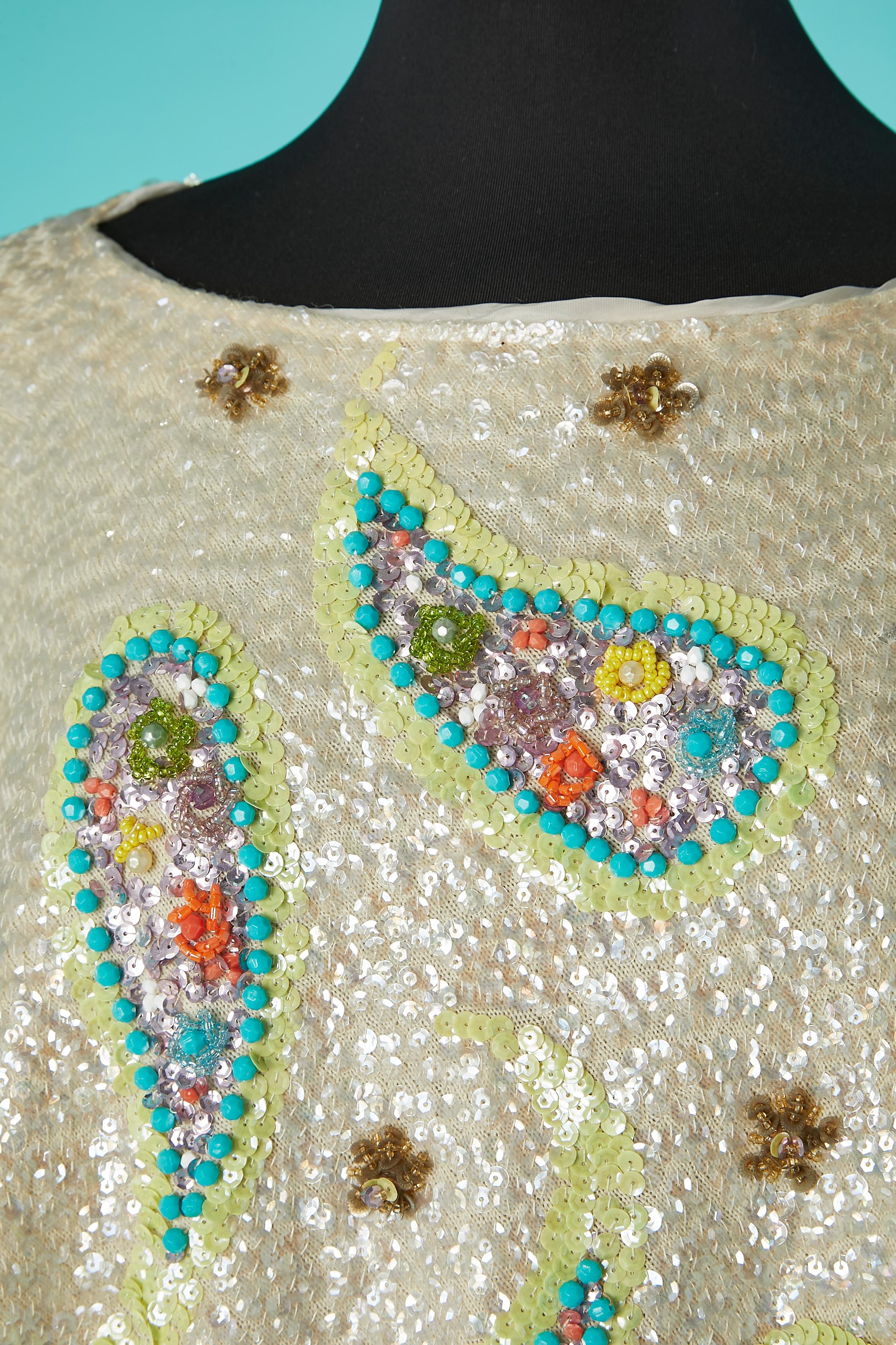 Poncho entièrement brodé sur une base de tricot terminée par des franges de fils. Doublure en soie écrue 
Taille unique 