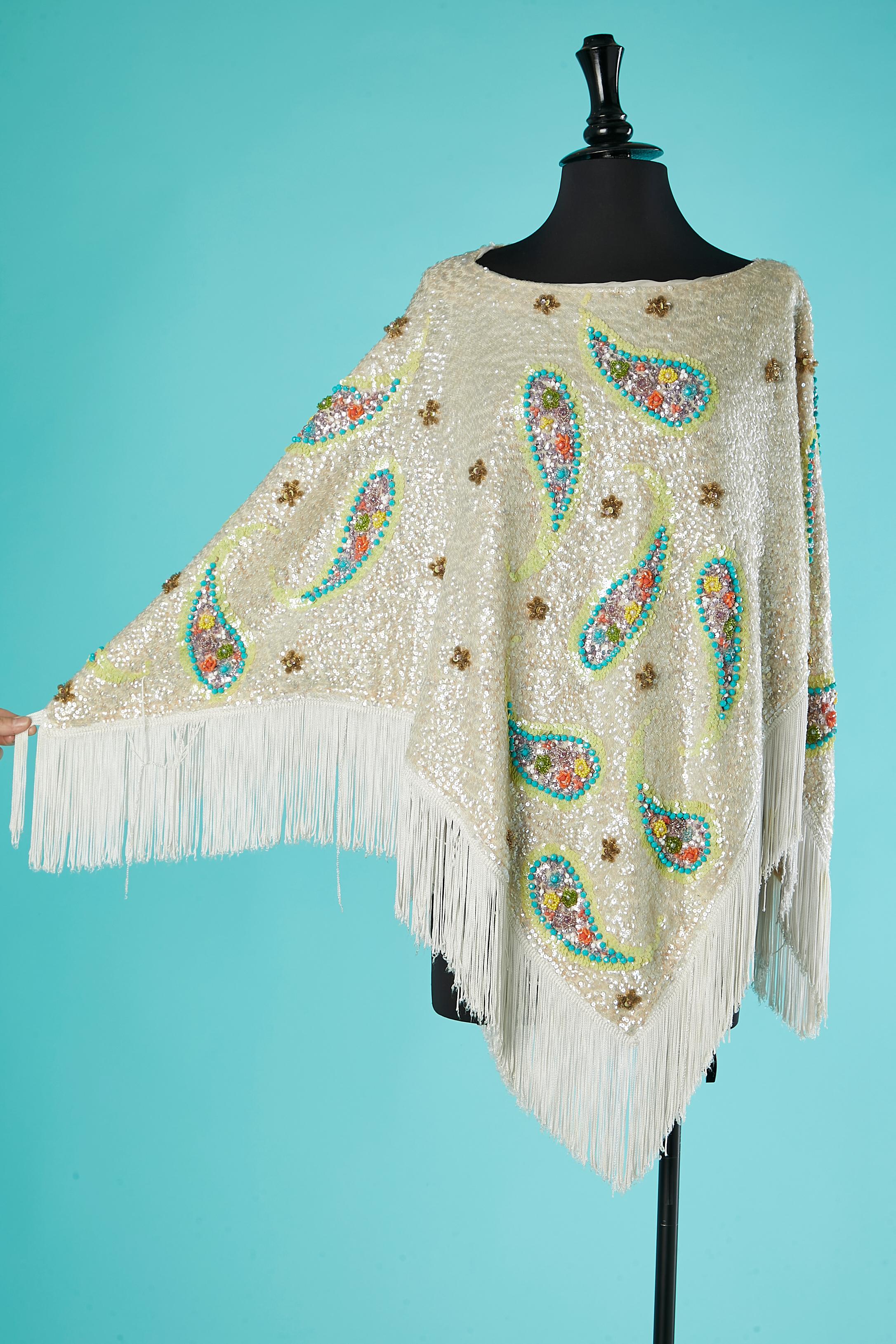 Full embroidered poncho on a knit base ended with threads fringes Saks Fifth Av  In Good Condition For Sale In Saint-Ouen-Sur-Seine, FR