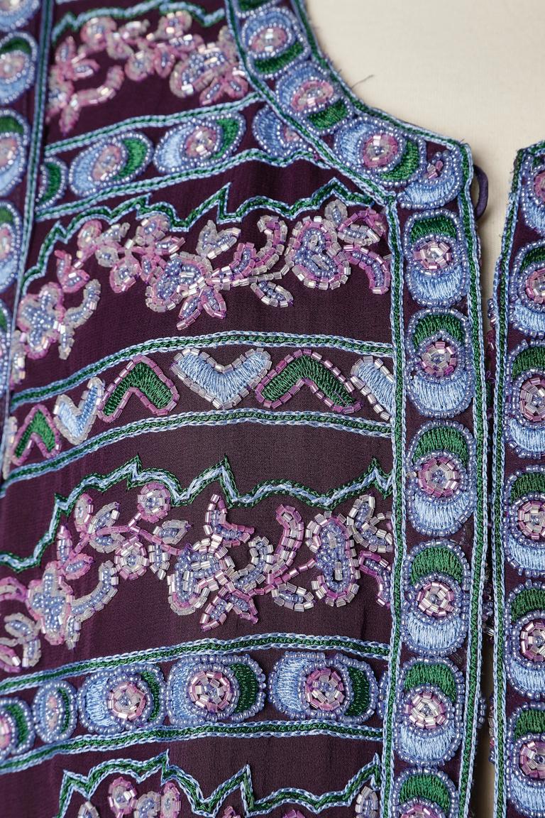 Full embroidered vest with silk lining. 
Beaded work and silk thread embroidery. 
SIZE M
