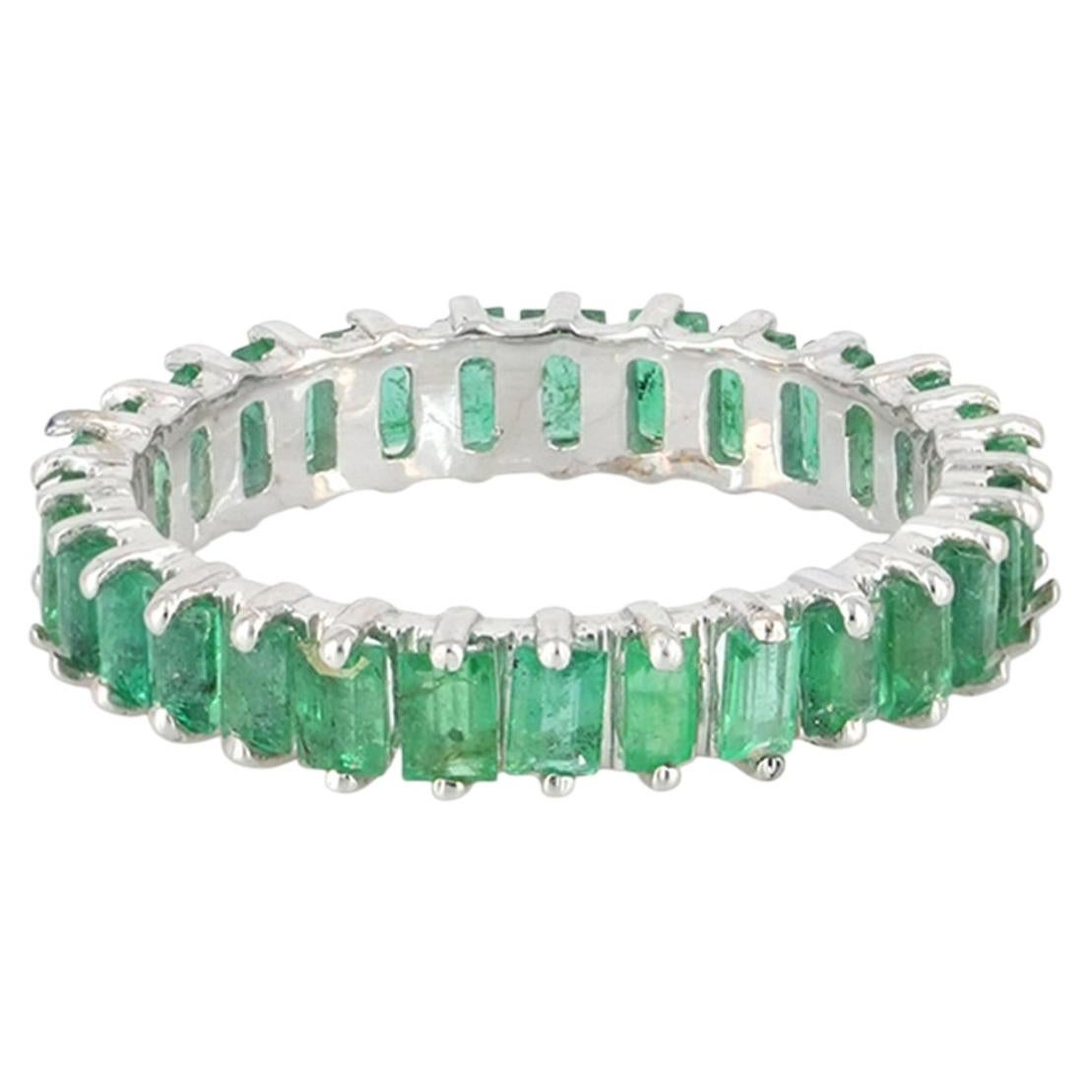 Bague « Full Eternity Band » avec émeraude taille baguette, en or blanc 14 carats, joaillerie haut de gamme, taille US 7 en vente