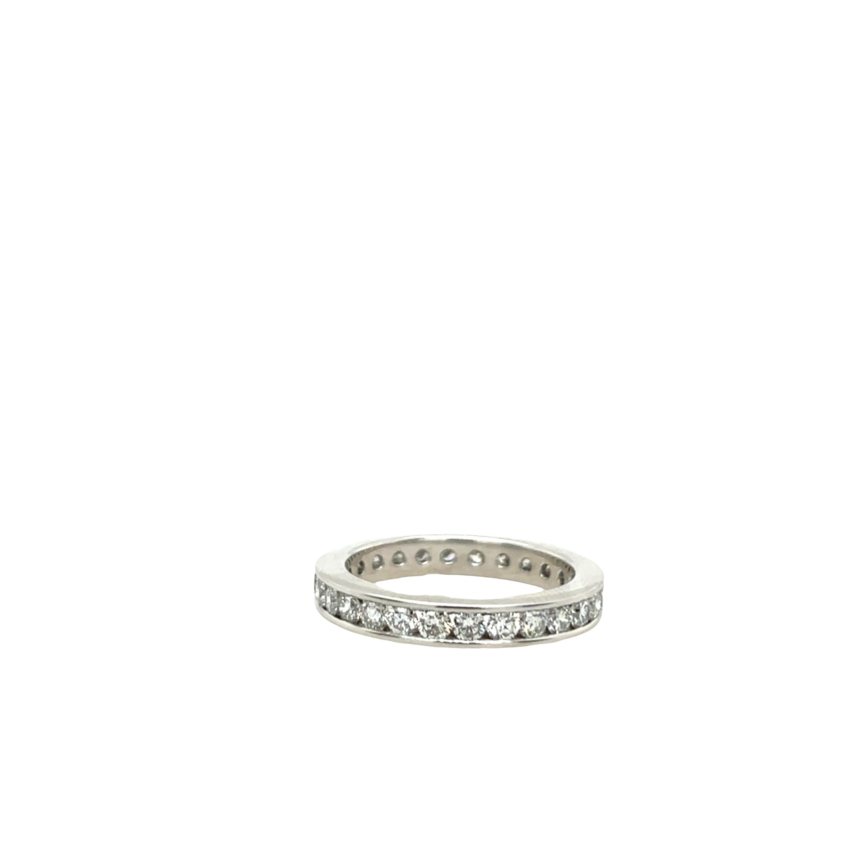 Questa fascia per l'eternità completa di diamanti è incastonata con diamanti rotondi taglio brillante da 0,50 carati. Questo anello è elegante e bellissimo come fede nuziale, incastonato in oro bianco 18ct.

Peso totale dei diamanti: 0,50ct 
Colore