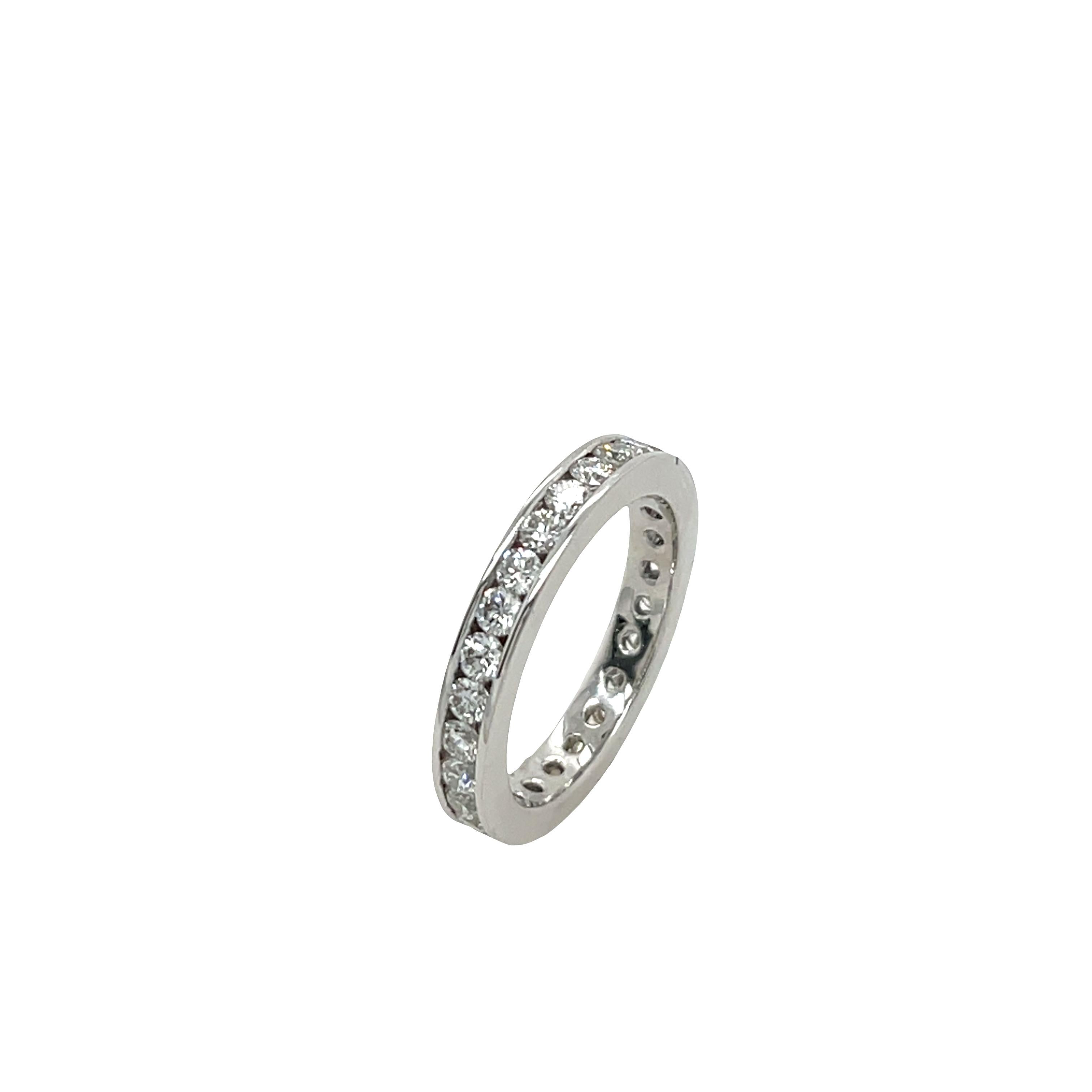 Taglio rotondo Anello a eternità completa con diamante da 0,50 ct G/VS, incastonato in oro bianco 18 ct in vendita