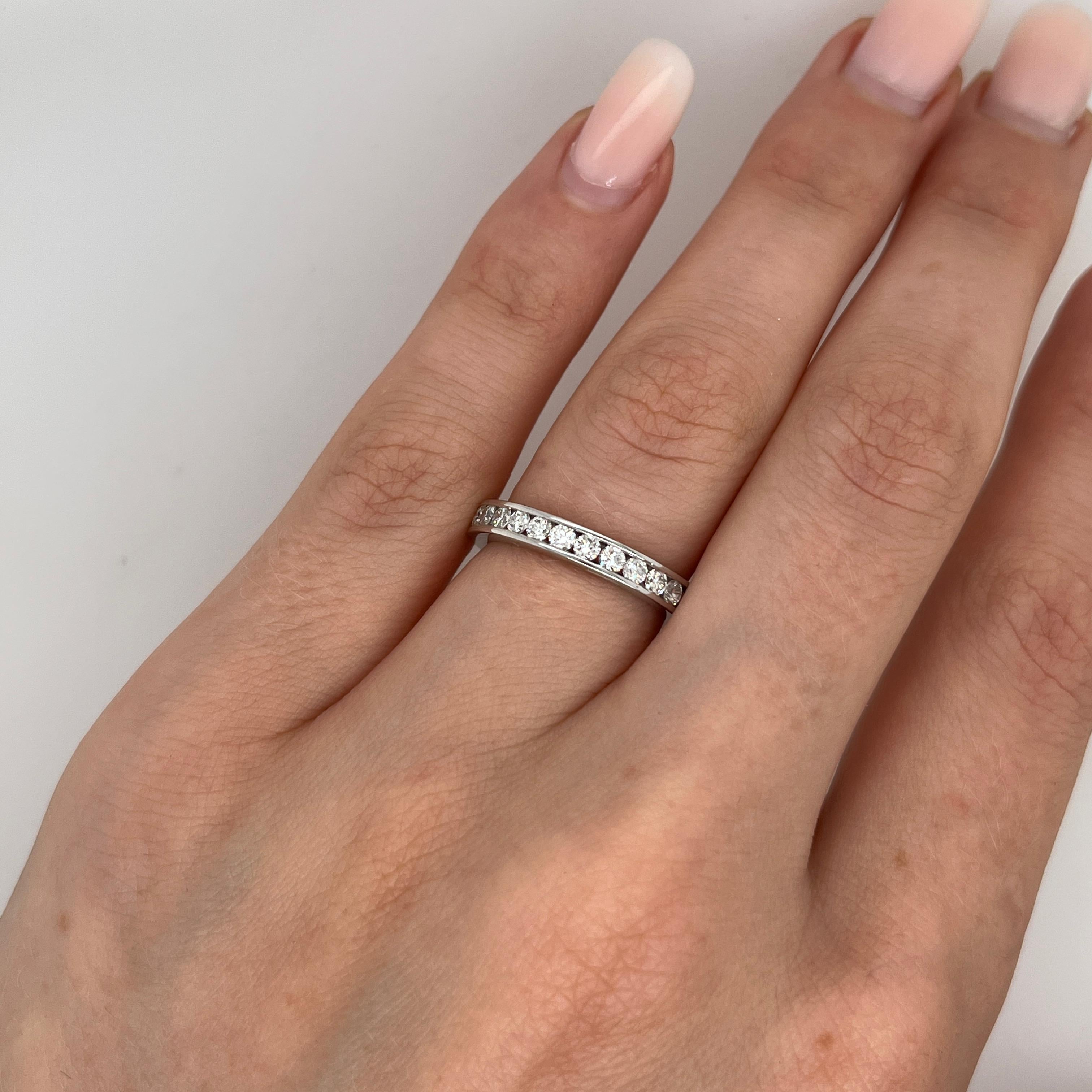 Anello a eternità completa con diamante da 0,50 ct G/VS, incastonato in oro bianco 18 ct in vendita 1