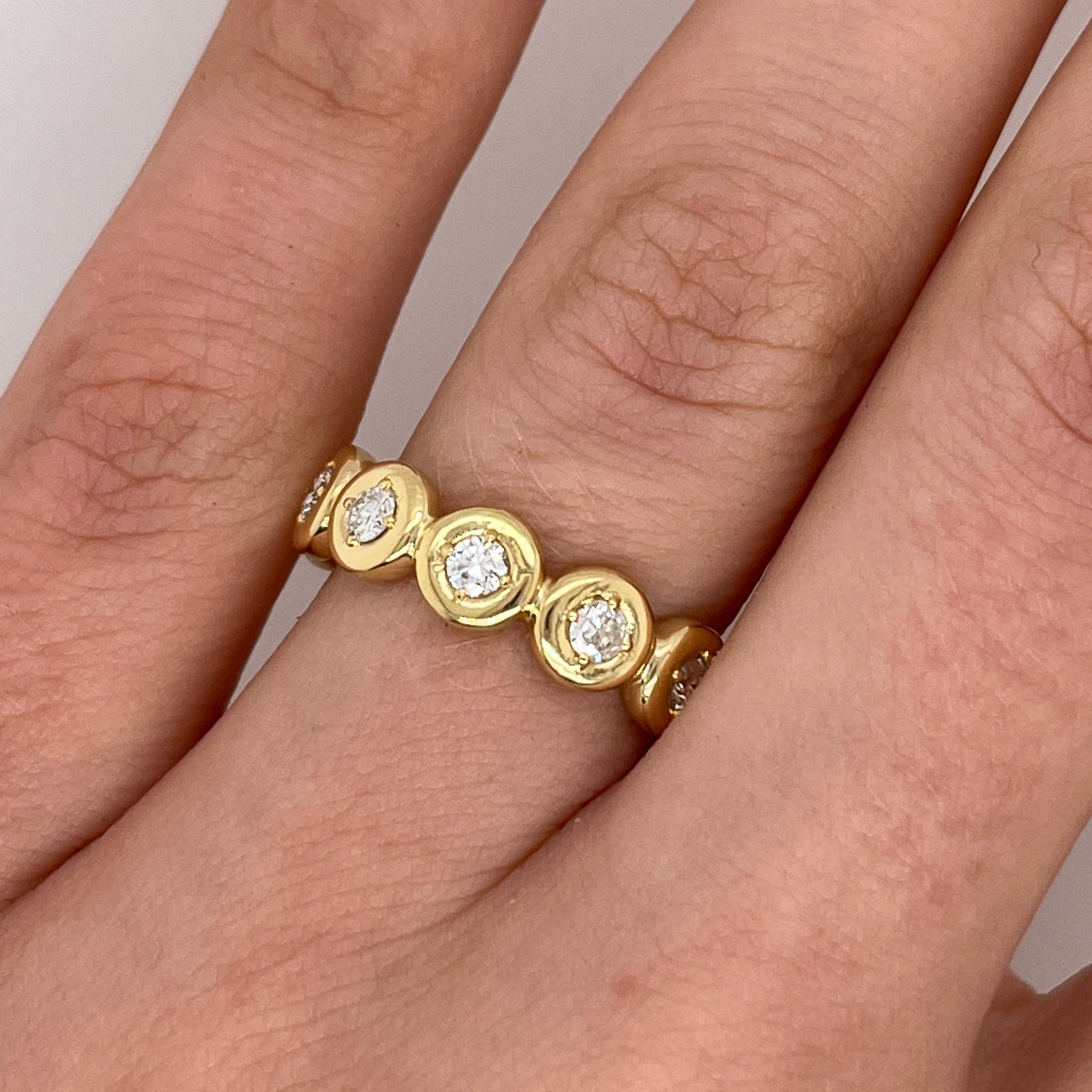 
Un impresionante anillo de diamantes elaborado en oro amarillo de 18 ct, 
con 11 diamantes naturales para un brillo resplandeciente. 
Esta elegante pieza es perfecta para aniversarios, 
o como complemento intemporal de cualquier colección de