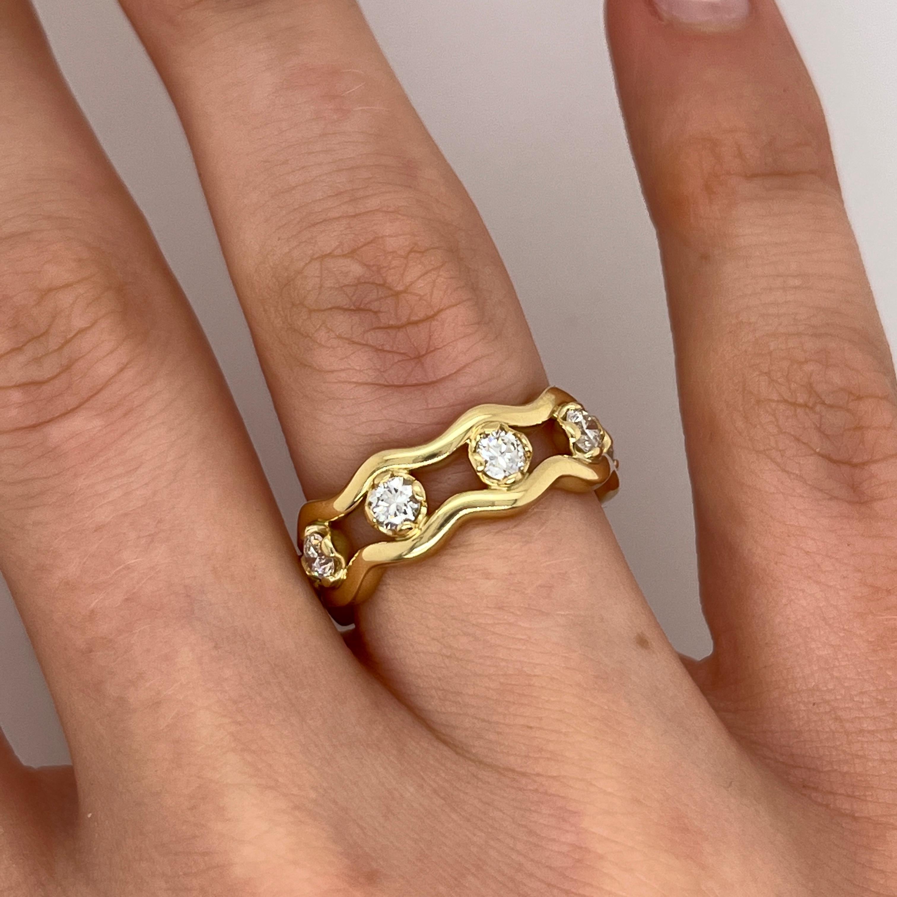 Añade elegancia atemporal a tu colección de joyas con este impresionante anillo de diamantes de eternidad completa, elaborado en rico oro amarillo de 18 ct. El anillo presenta un diseño ondulado único que lo distingue, añadiendo un toque elegante y