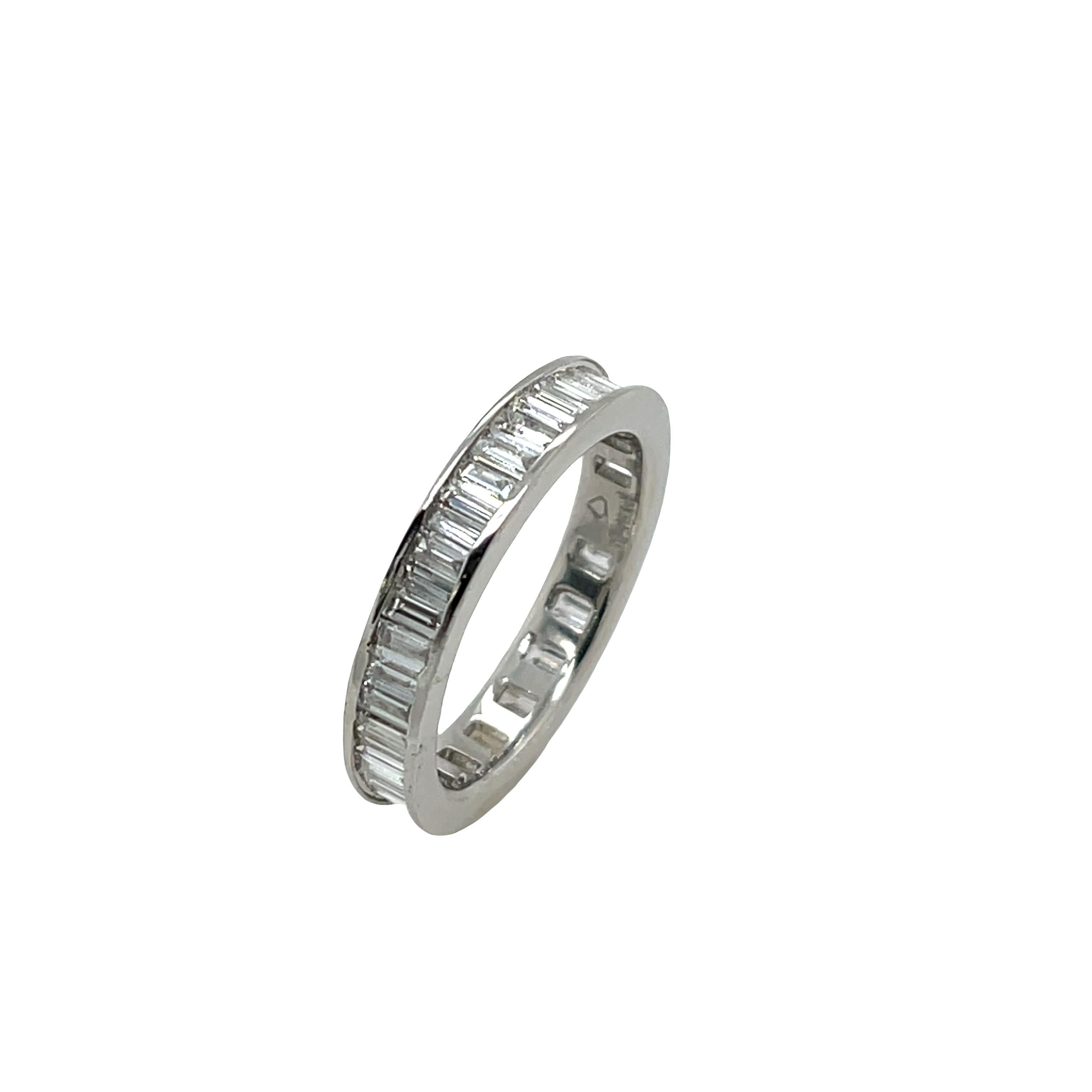 Cette bague d'éternité en diamant est sertie de diamants baguettes de 1,0ct.
Cette bague est élégante et magnifique pour une alliance, sertie en platine.
Poids total des diamants : 1,0ct 
Couleur du diamant : F-G
Clarté du diamant : VS2-SI1
Largeur