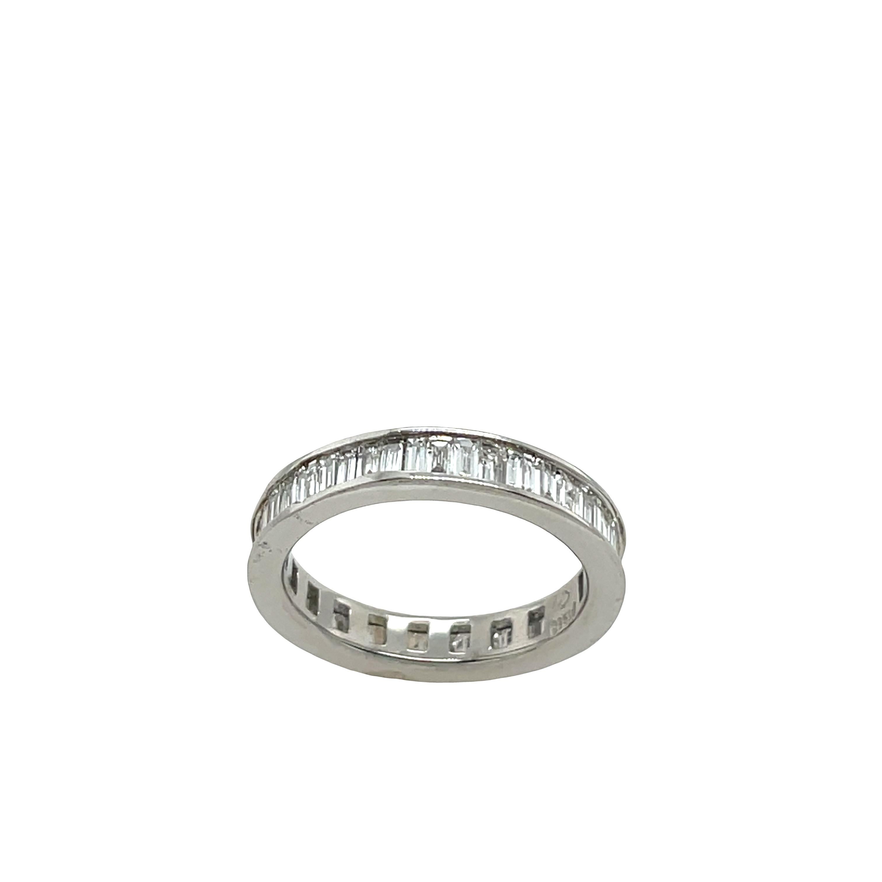 Taille ronde Bague d'éternité sertie d'un diamant de 1,0ct F-G/VS2-SI1, sertie en platine en vente