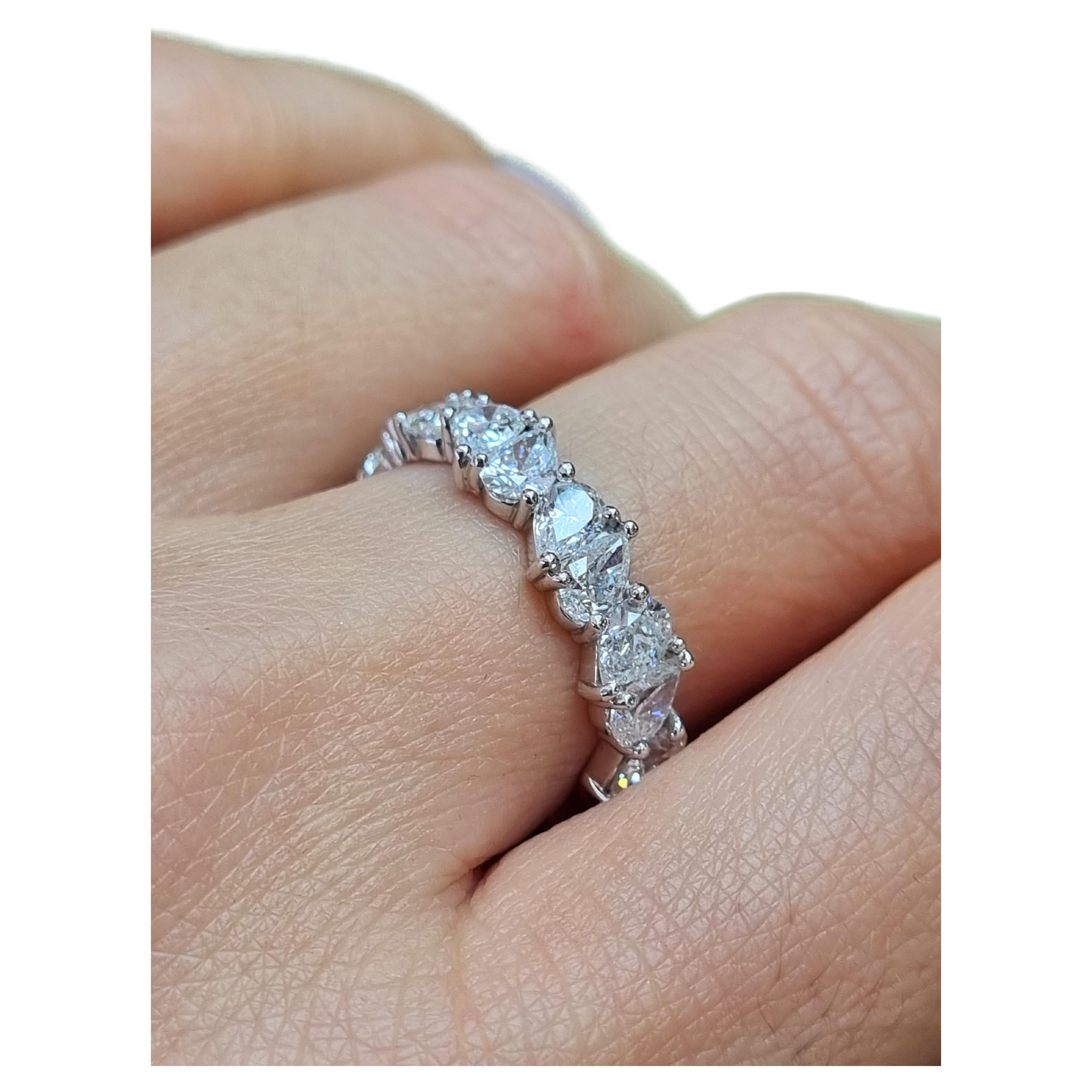 Als Inbegriff von Eleganz und ewiger Liebe präsentiert sich der Full Eternity Pear Shape Bridal Diamond Ring in exquisitem 18k Weißgold. Dieser Ring ist ein Meisterwerk, das die Essenz des Engagements verkörpert und eine wahre Feier der ewigen
