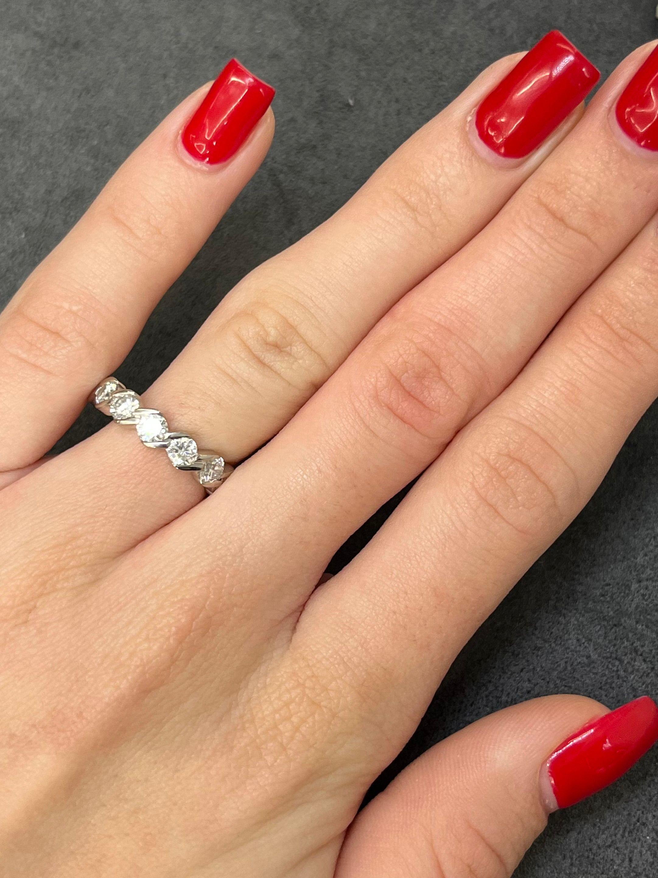 Questa splendida fede nuziale per l'eternità è realizzata in lussuoso oro bianco 18 carati e combina un'eleganza senza tempo con un'eccezionale maestria. È incastonato con 14 diamanti naturali, ciascuno di circa 0,17 carati, per un peso totale di