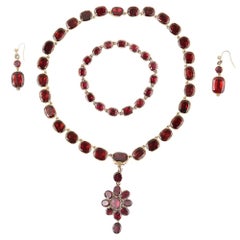 Georgian Almandine Garnet Parure 15 Karat Gold circa 1820 in Original Fitted Box