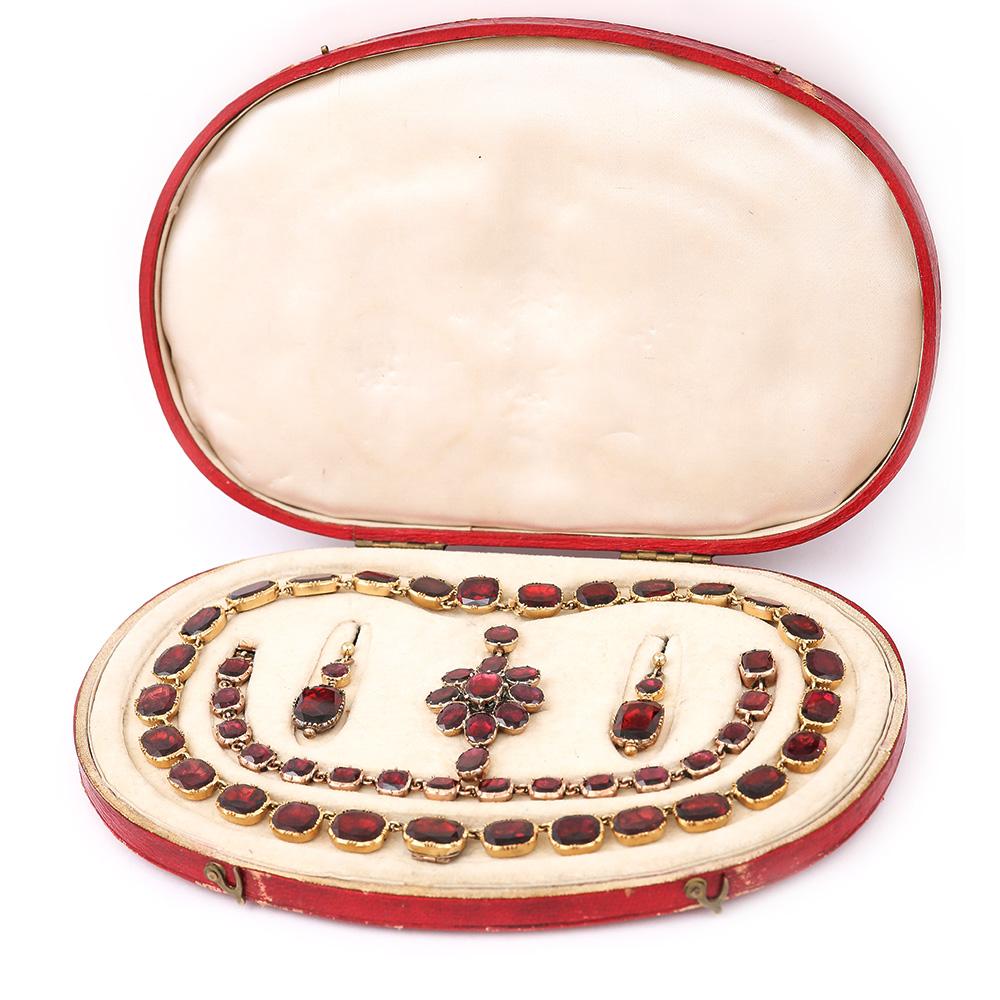 Georgian Almandine Garnet Parure 15 Karat Gold circa 1820 in Original Fitted Box 14