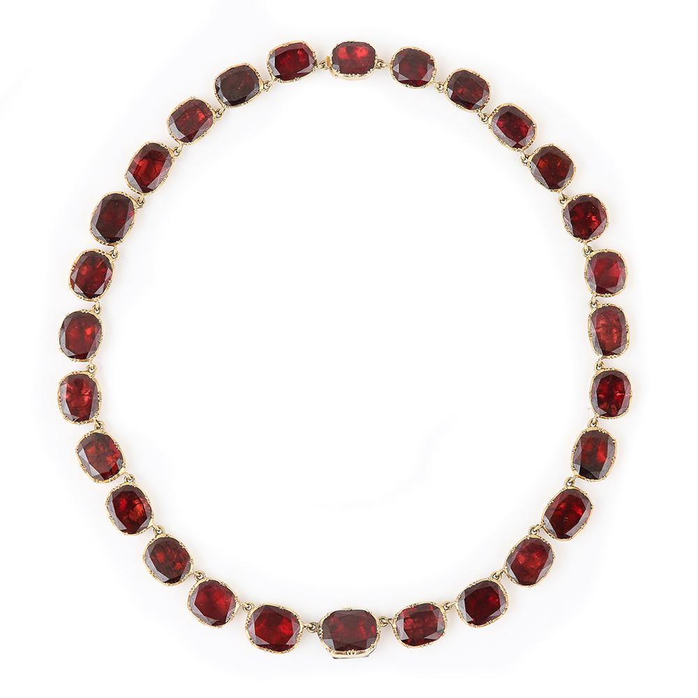 Georgian Almandine Garnet Parure 15 Karat Gold circa 1820 in Original Fitted Box In Good Condition In Lancashire, Oldham