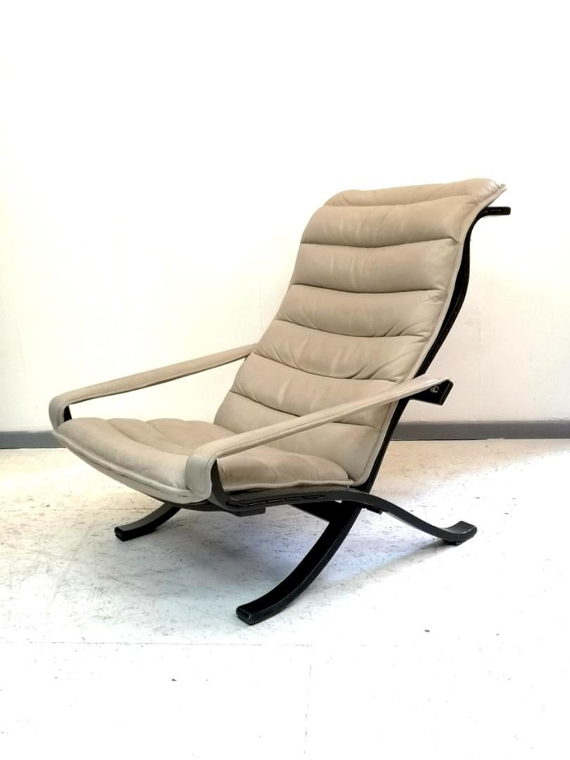 This painted black bentwood and grey leather folding lounge chair is in great condition. It comes with it's own ottoman- in the same style. This set was designed by Ingmar Relling for Westnofa, Norway, in the 1970s. In good vintage condition.