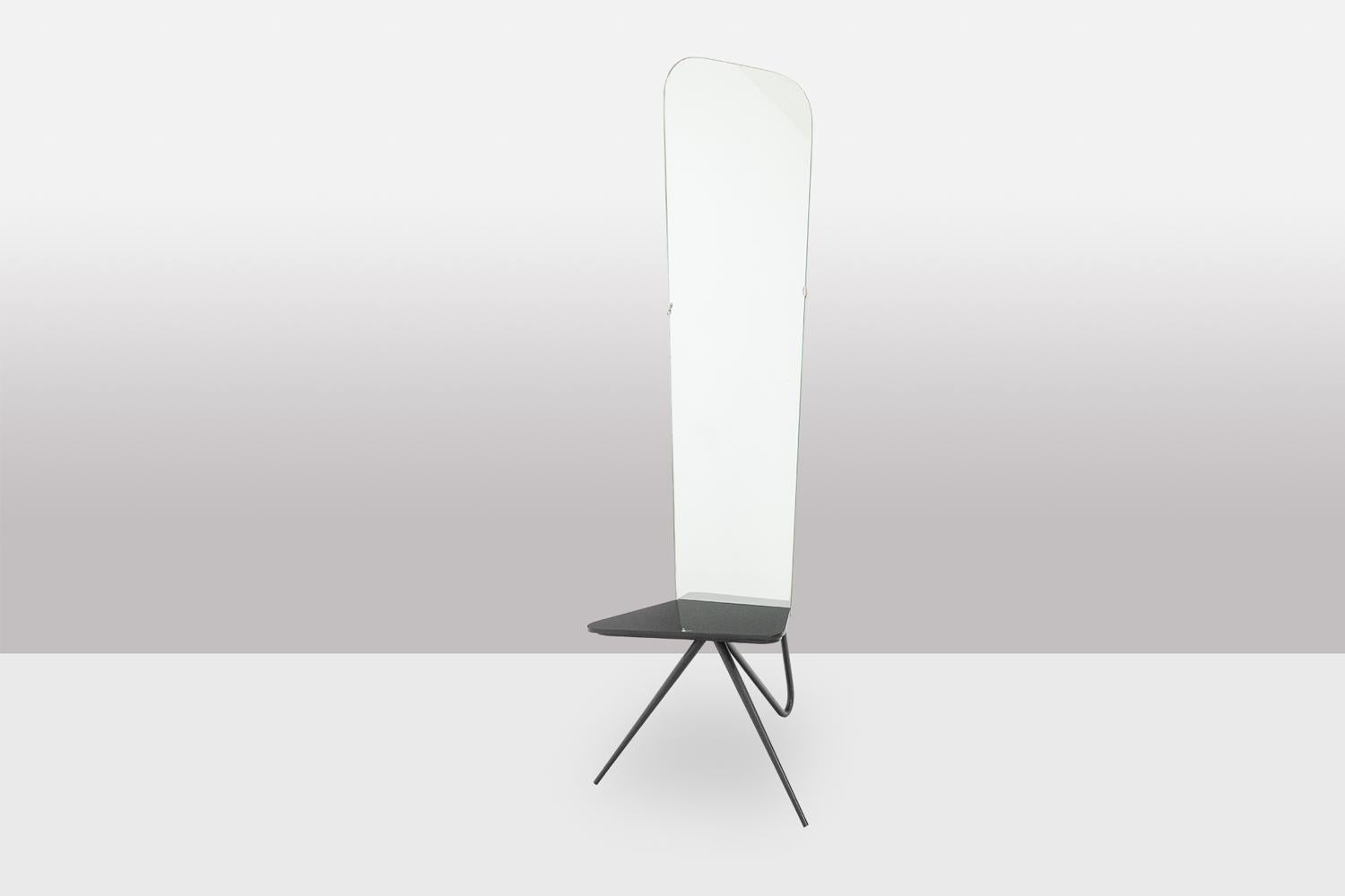 Specchio a figura intera con base tubolare laccata nera, ripiano in vetro laccato nero.

Opera francese realizzata nel 1960 circa.

Dimensioni: H. 153 x L. 50 x P. 57 cm

Riferimento: LS6160506T