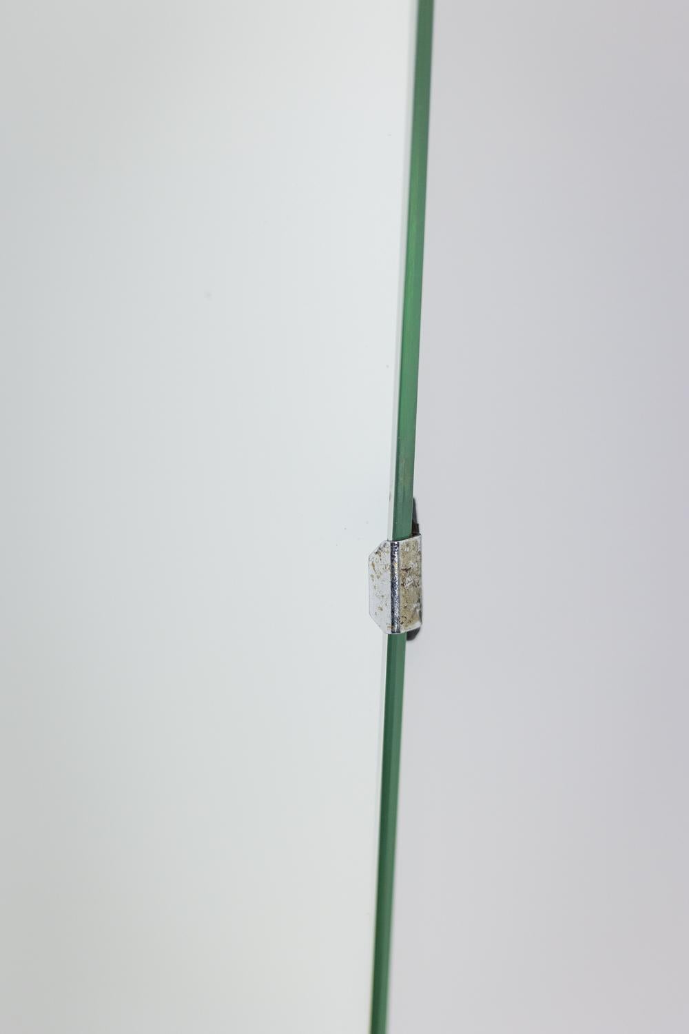 Francese Specchio a figura intera con base in metallo laccato nero. 1960s. in vendita