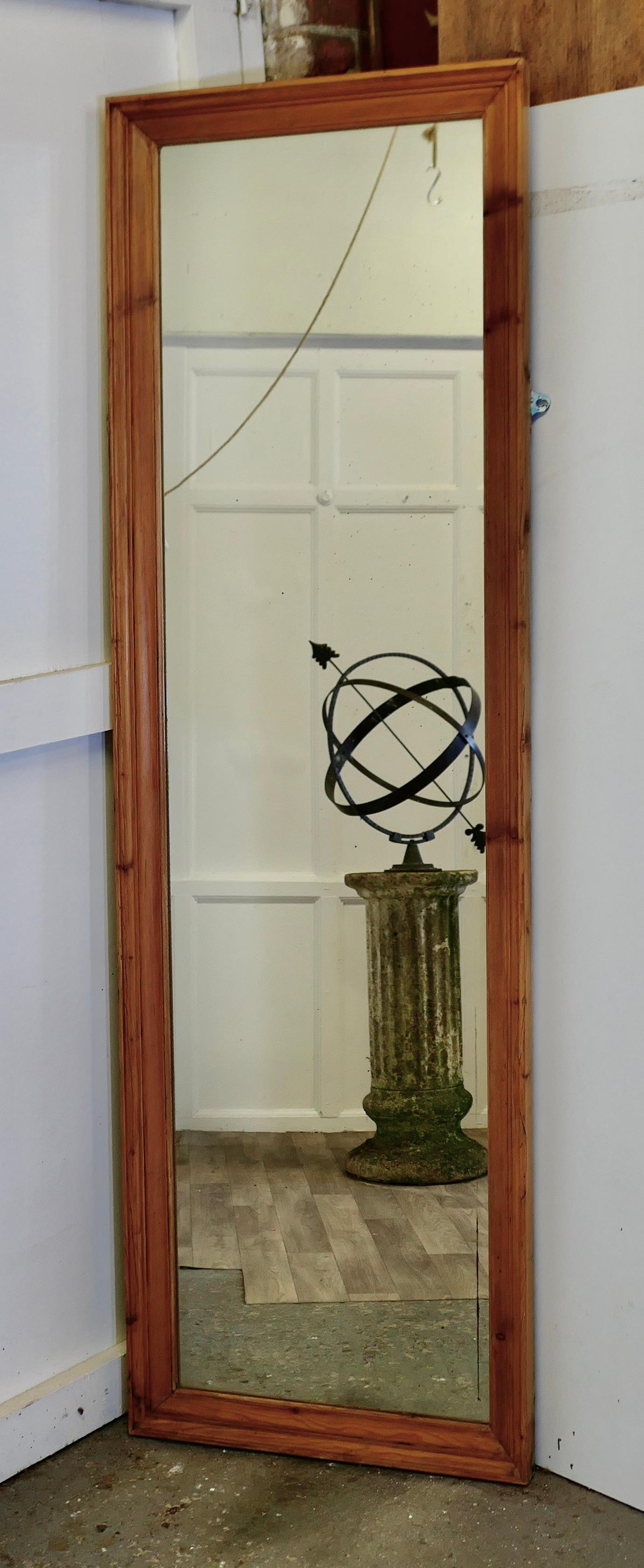 Mid-Century Modern Miroir mural en pin avec cadre en pin moulé en vente