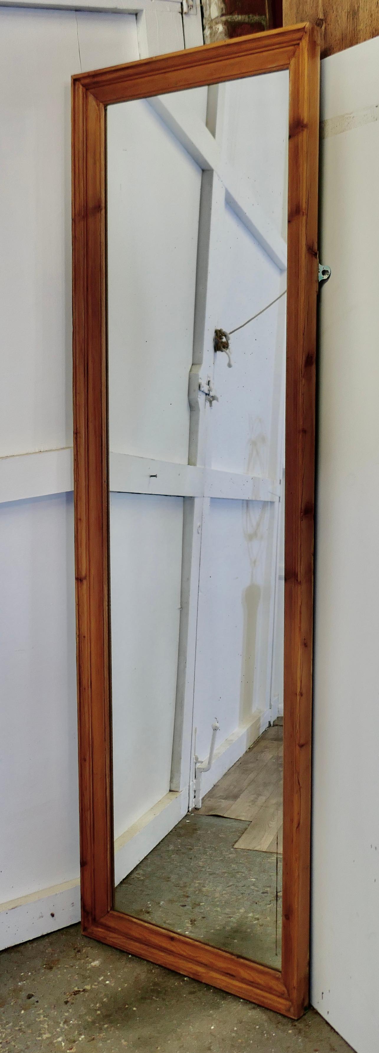 Miroir mural en pin avec cadre en pin moulé Bon état - En vente à Godshill, Isle of Wight