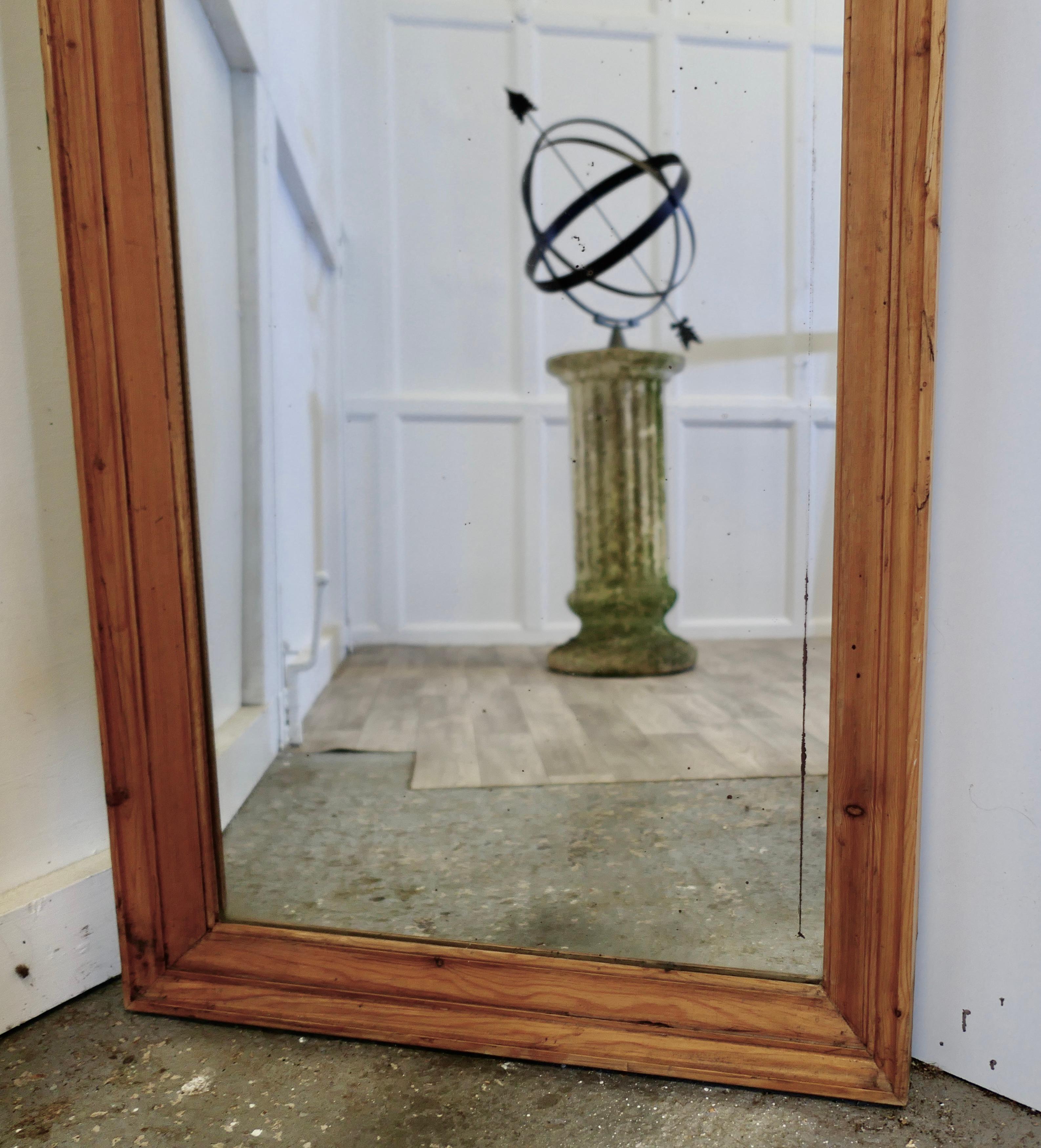 Miroir mural en pin avec cadre en pin moulé en vente 1