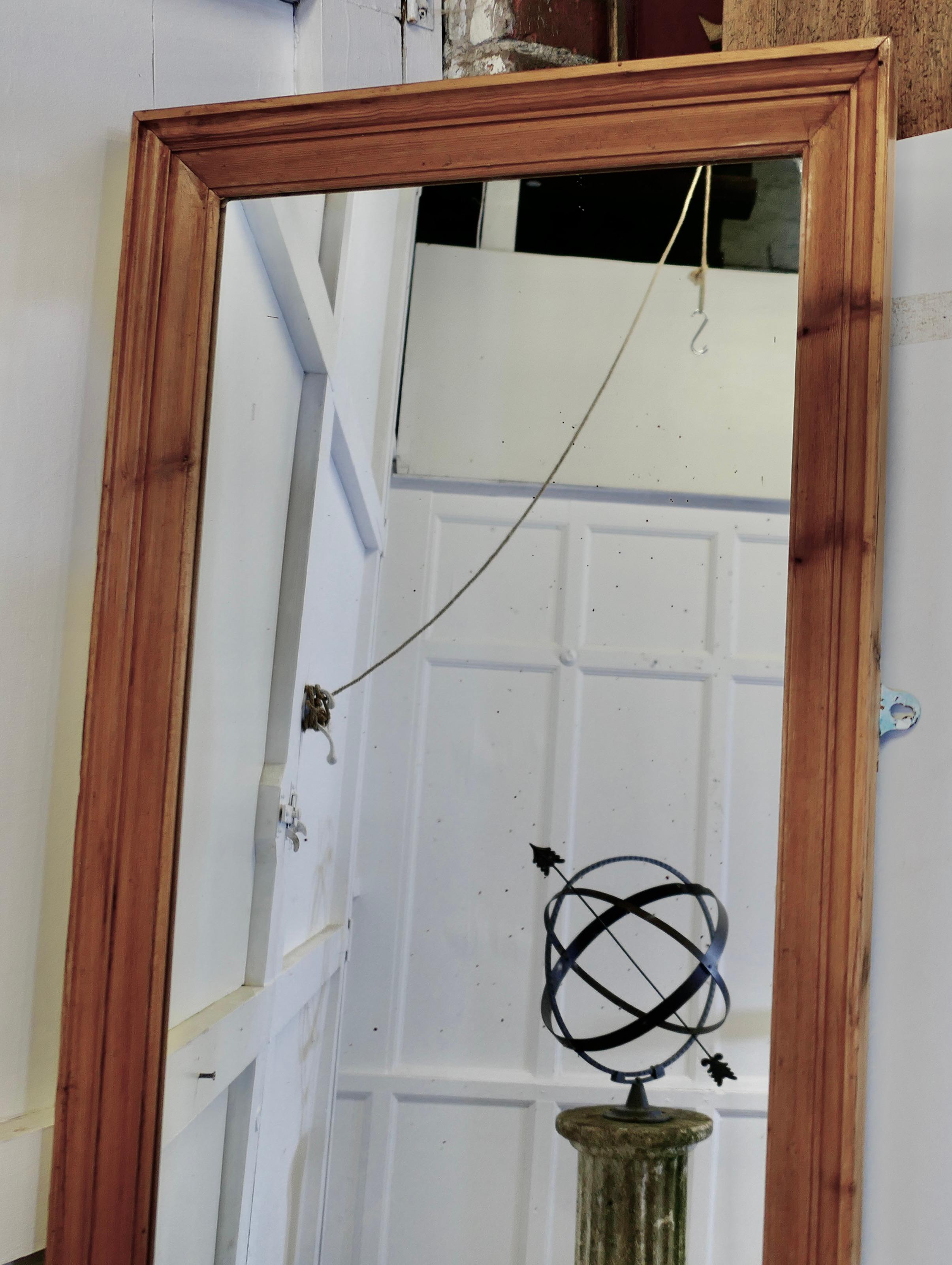 Miroir mural en pin avec cadre en pin moulé en vente 2