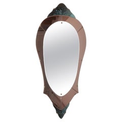 Miroir rose de grande longueur en verre coloré et taillé, Italie, années 1950