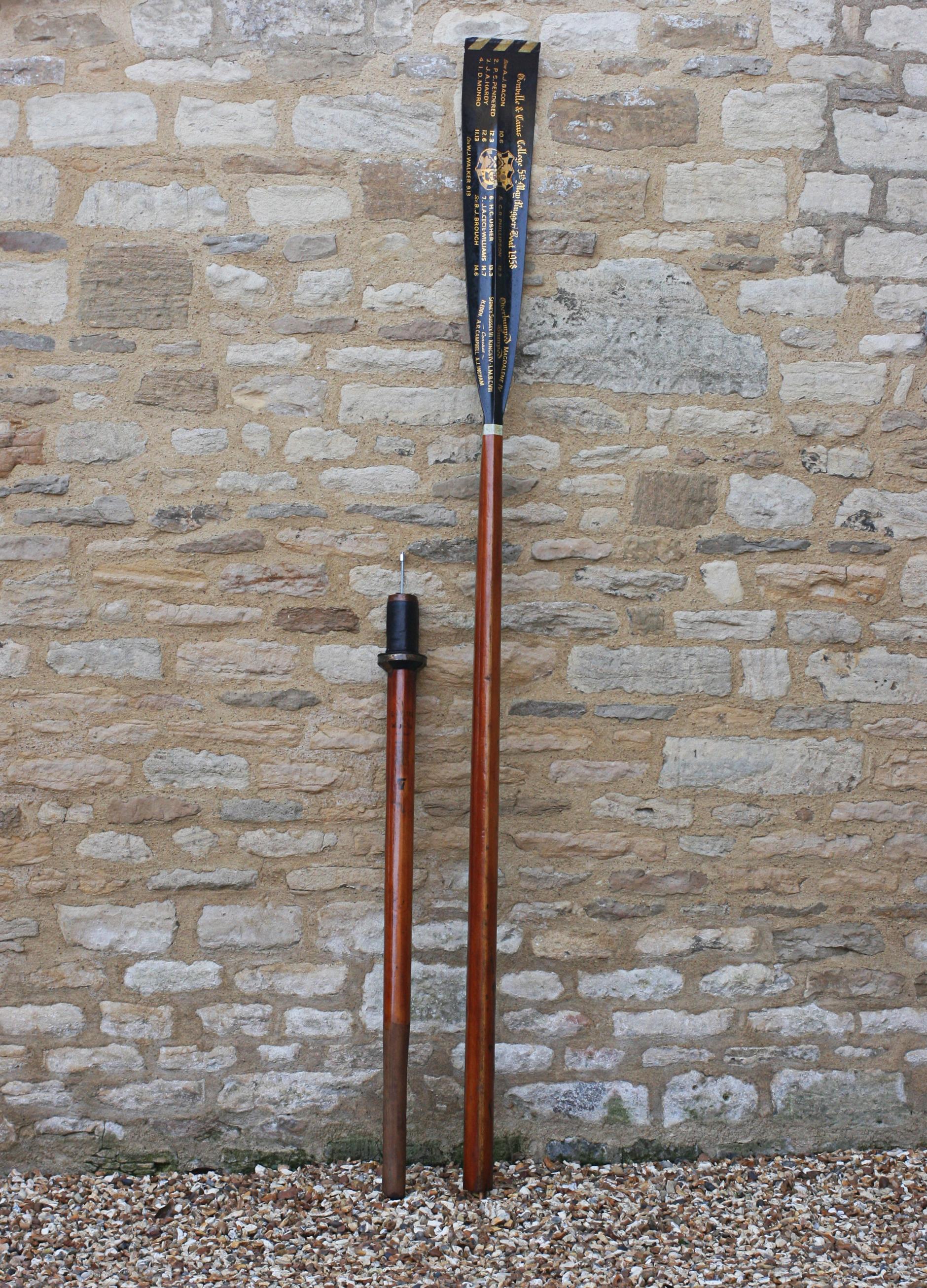Full Length Rowing Oar, Cambridge University, Gonville & Caius College, 1958 In Good Condition In Oxfordshire, GB